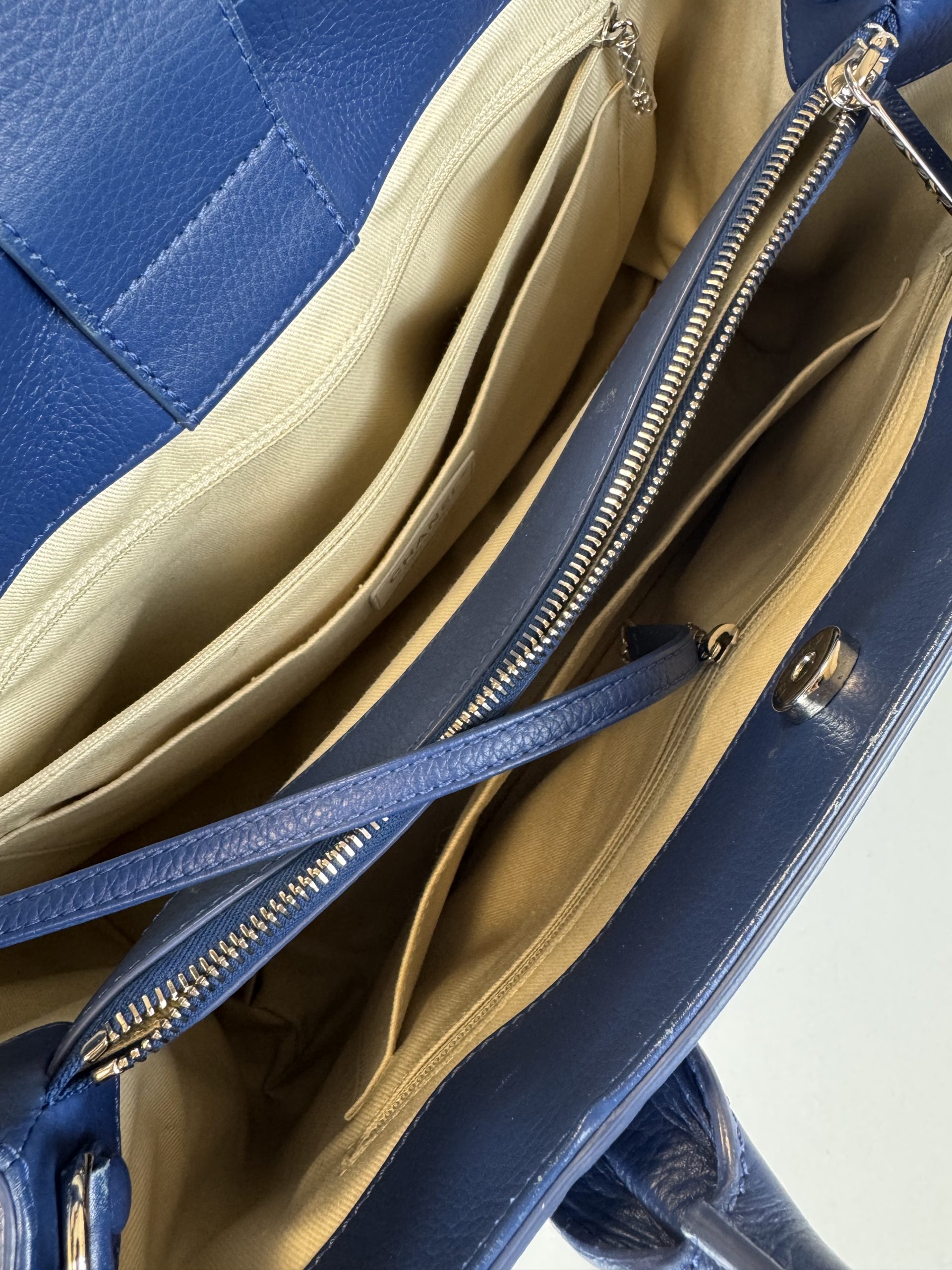 Borsa Tote Chanel Neo Executive in Pelle Martellata Blu - immagine 10