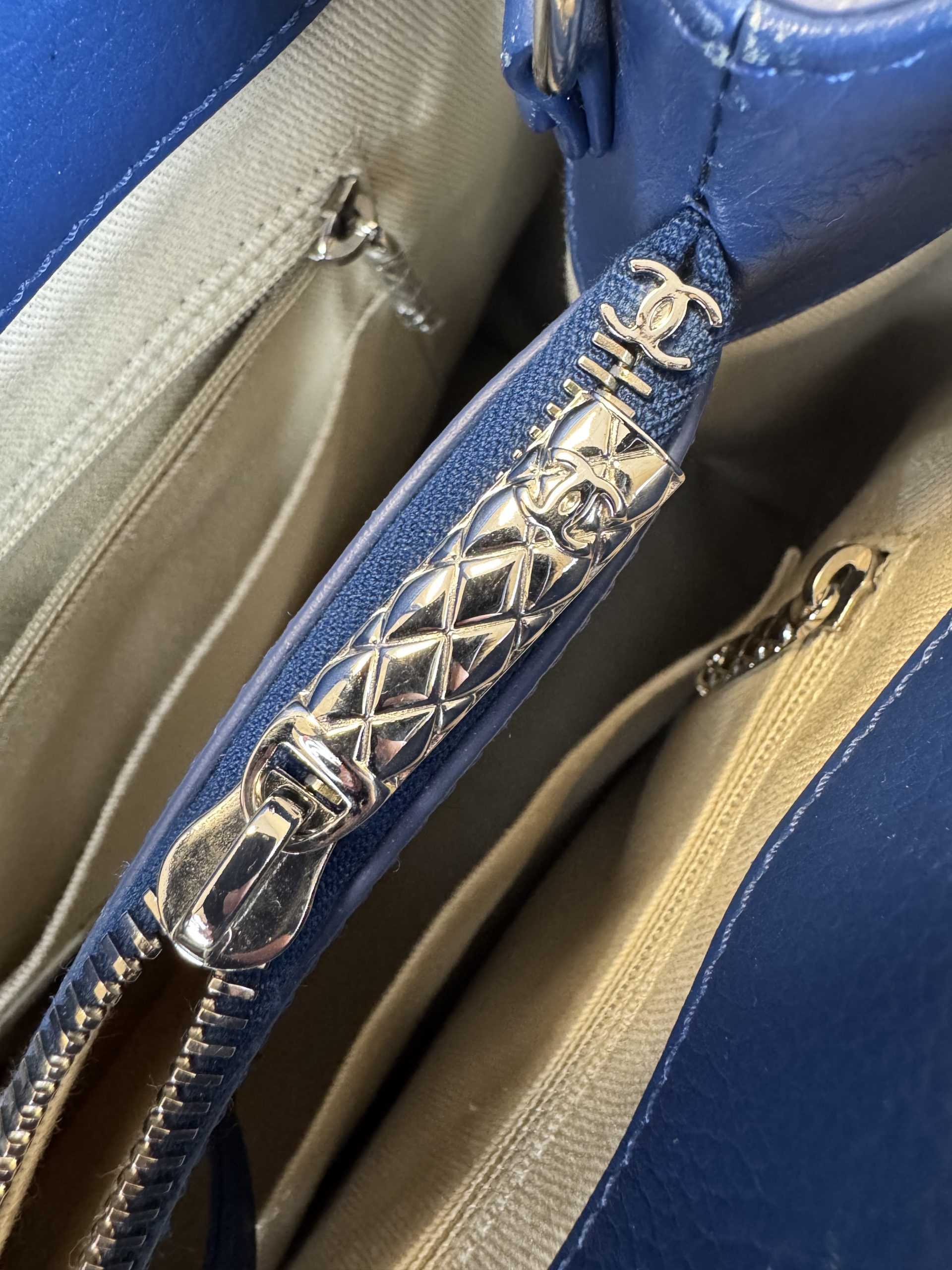 Borsa Tote Chanel Neo Executive in Pelle Martellata Blu - immagine 13