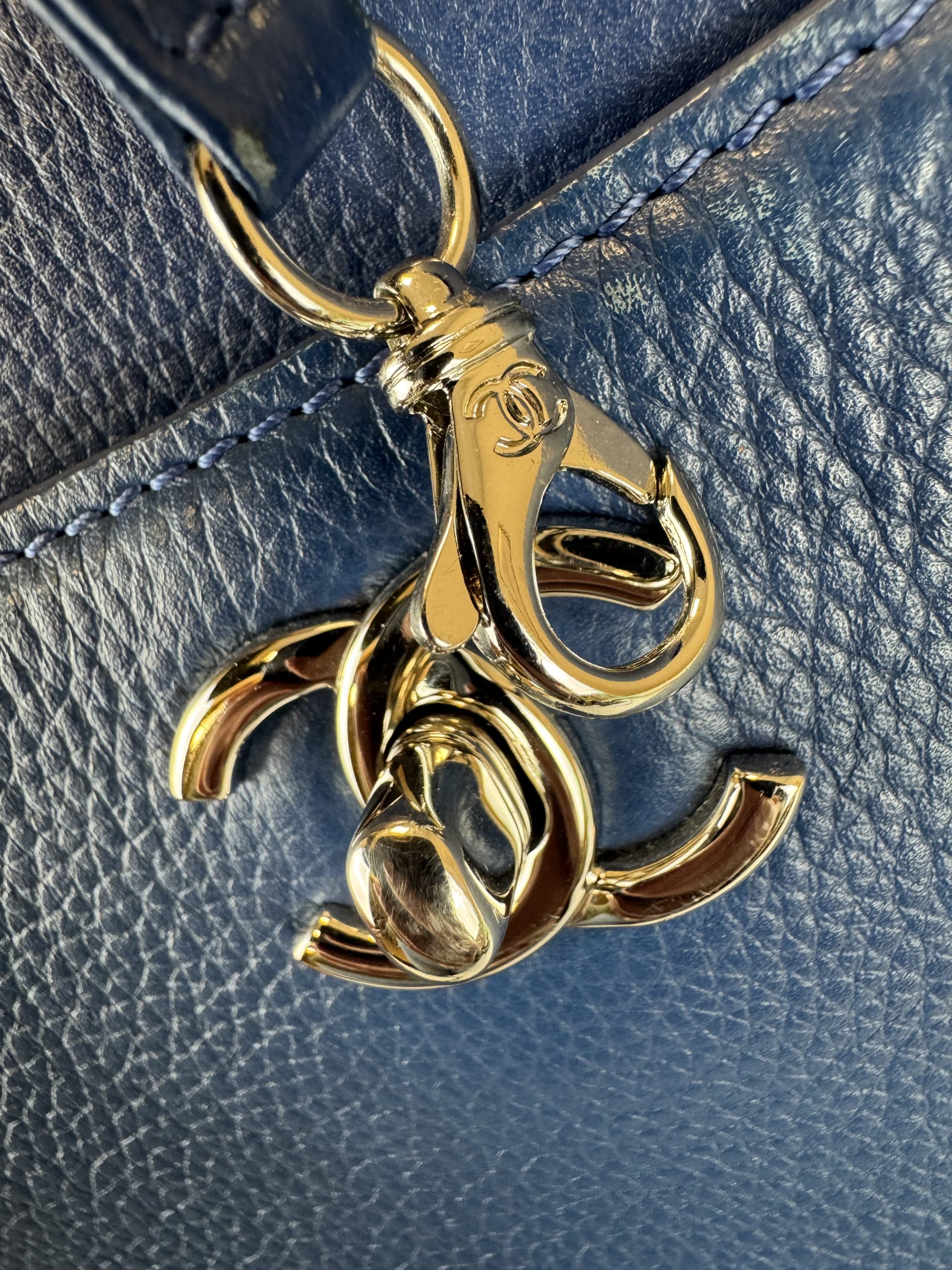 Borsa Tote Chanel Neo Executive in Pelle Martellata Blu - immagine 14