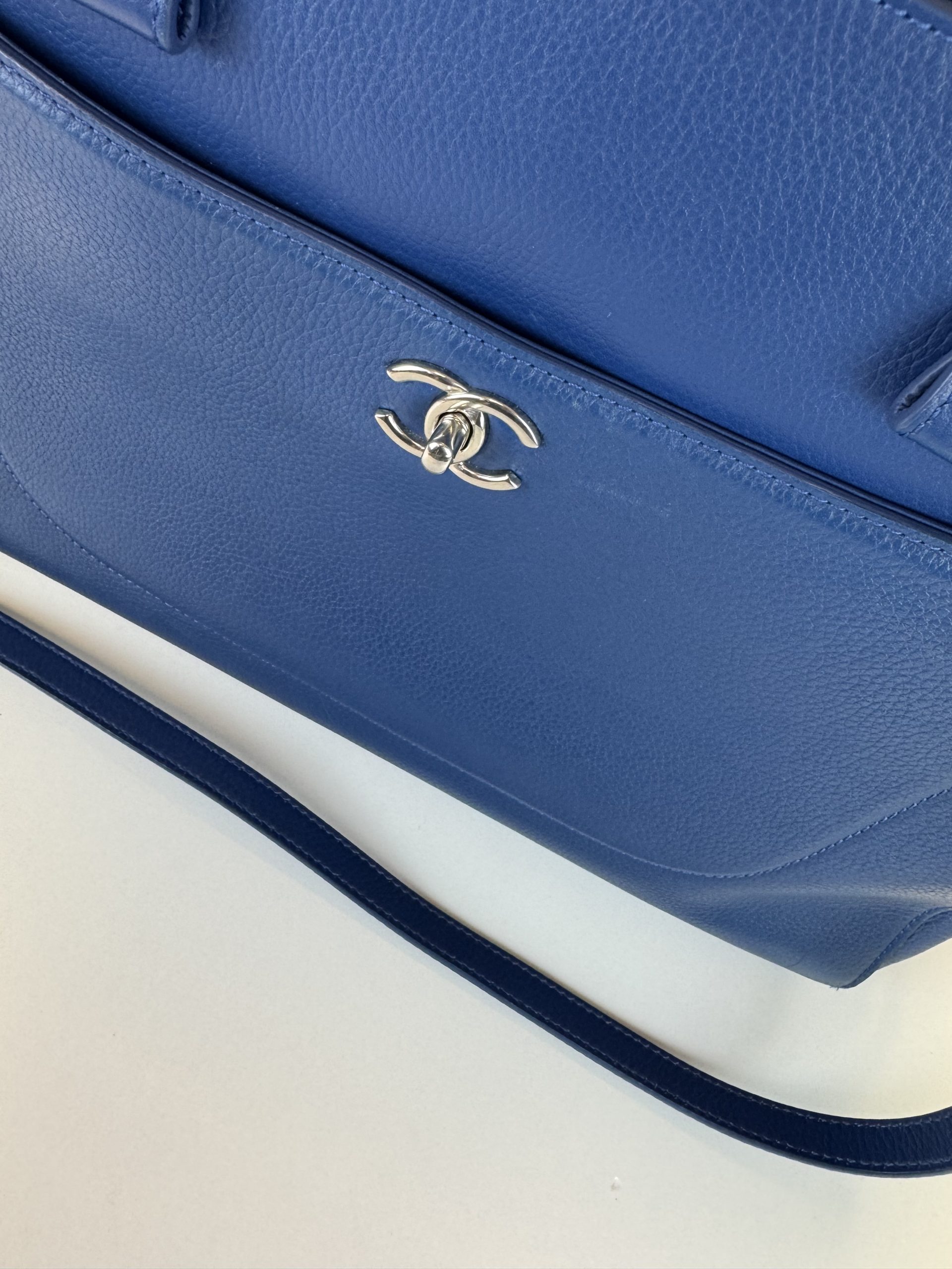 Borsa Tote Chanel Neo Executive in Pelle Martellata Blu - immagine 15