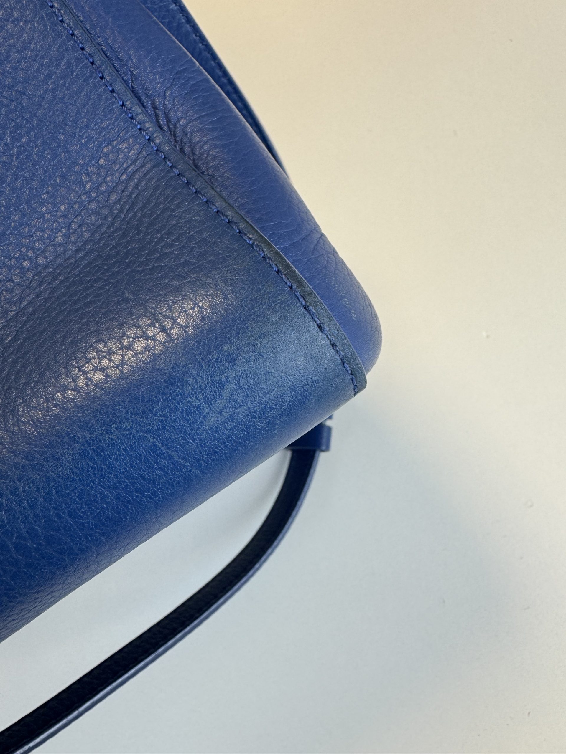Borsa Tote Chanel Neo Executive in Pelle Martellata Blu - immagine 17