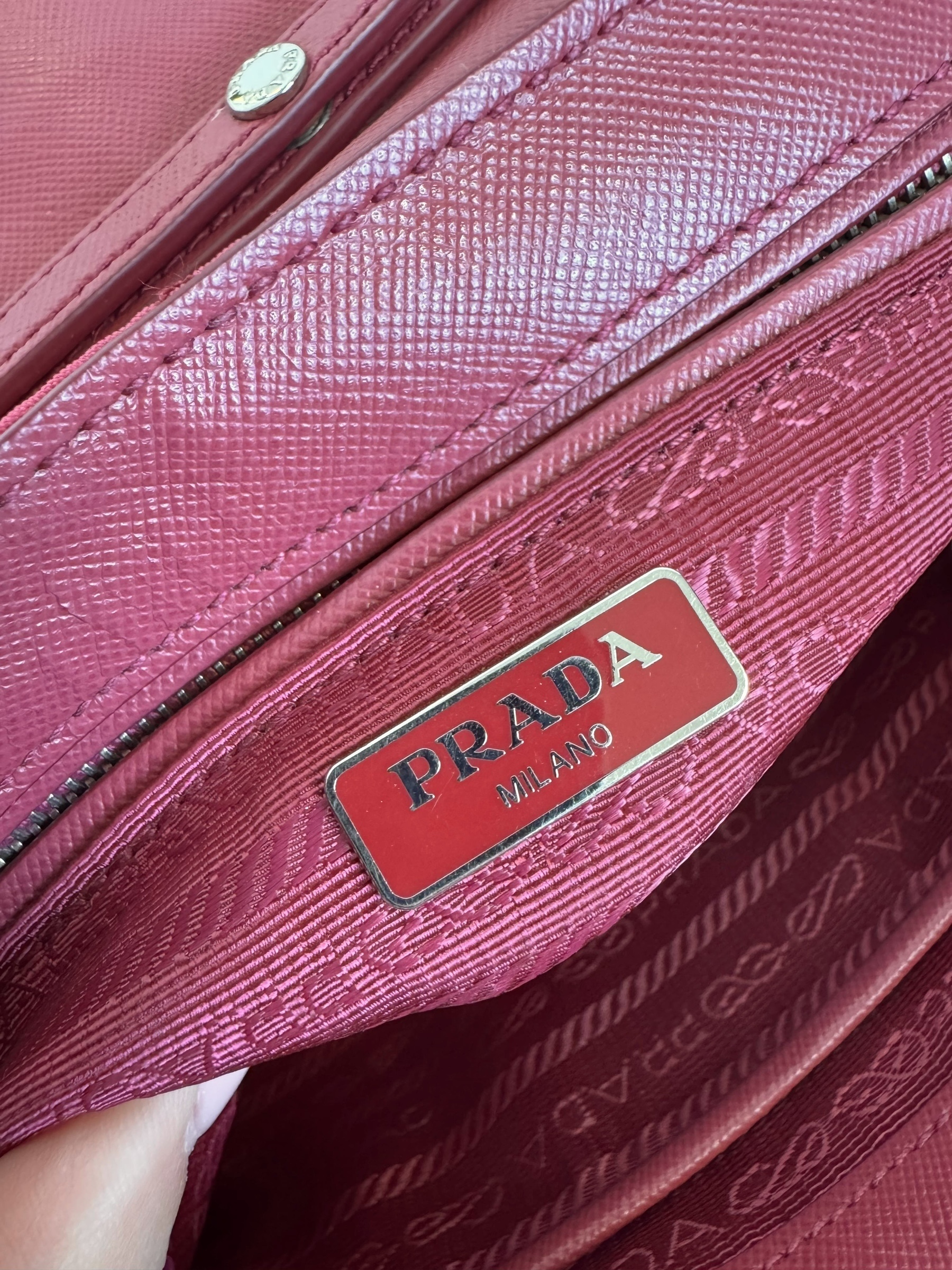 Borsa Prada a Tracolla in Nylon Fucsia con Catena Argento - immagine 10