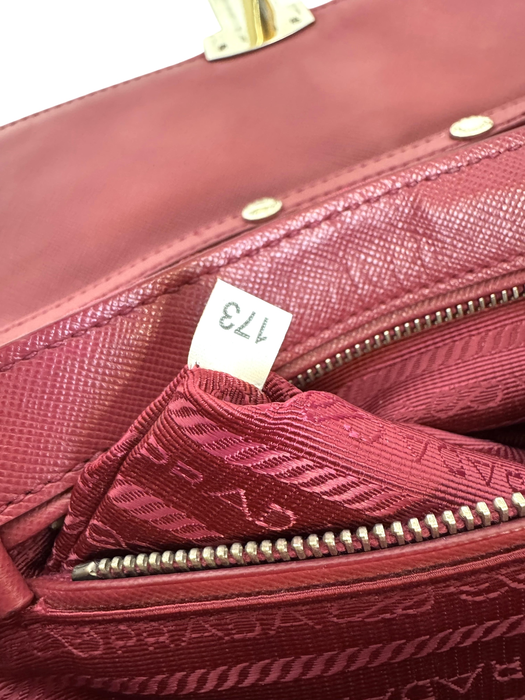 Borsa Prada a Tracolla in Nylon Fucsia con Catena Argento - immagine 13