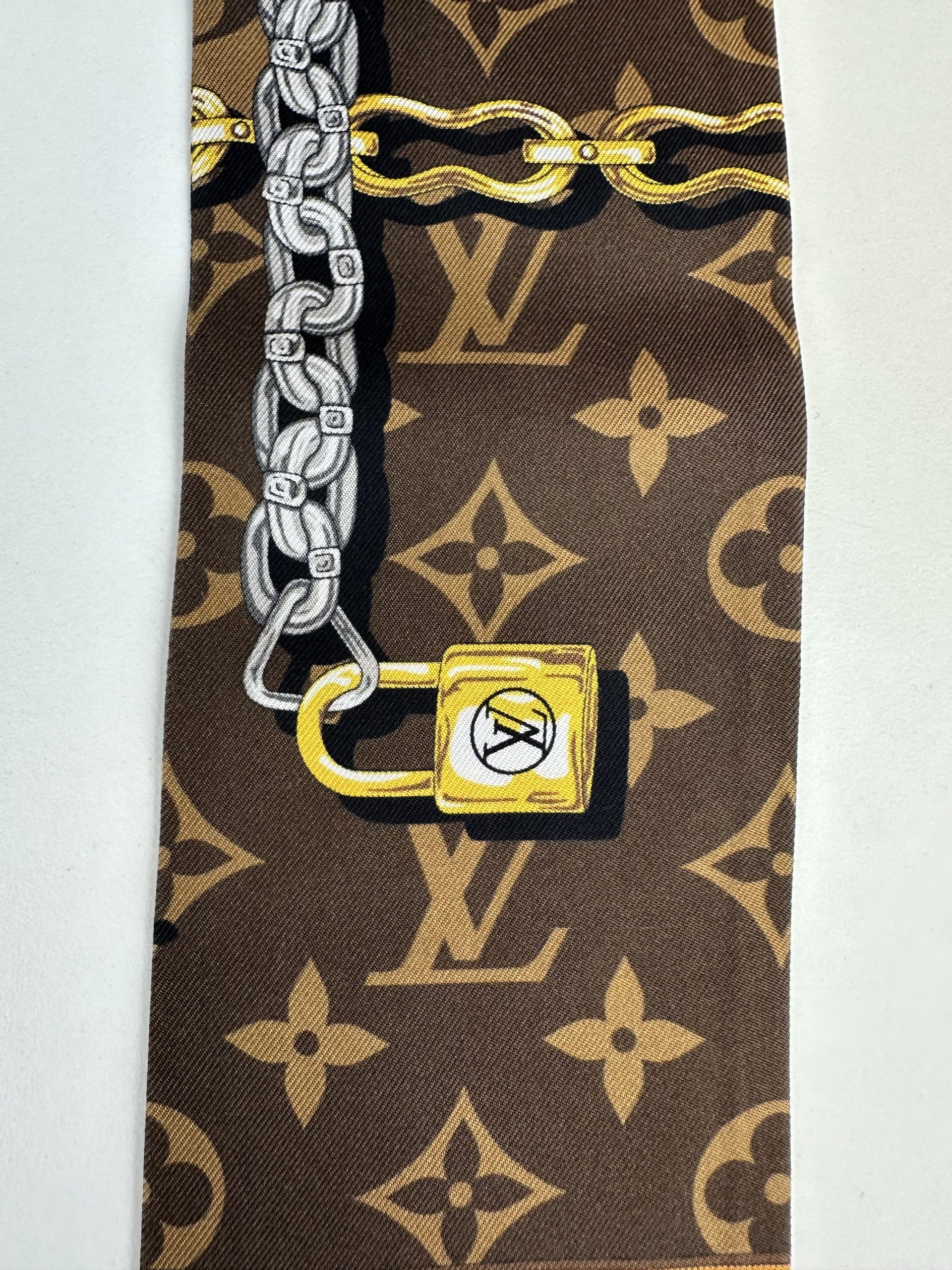 Bandeau Louis Vuitton Monogram Confidential in Seta - immagine 5