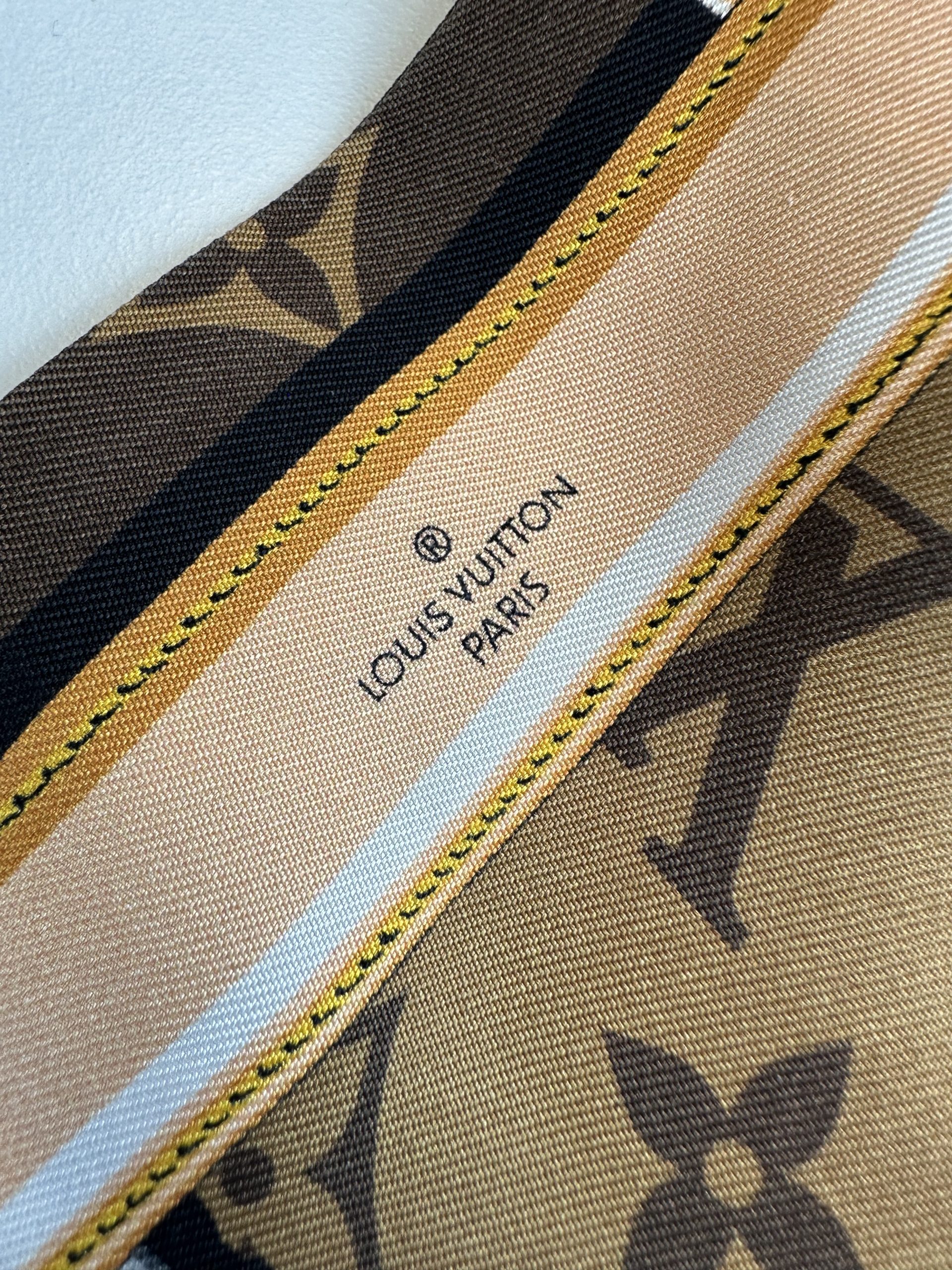 Bandeau Louis Vuitton Monogram Confidential in Seta - immagine 6