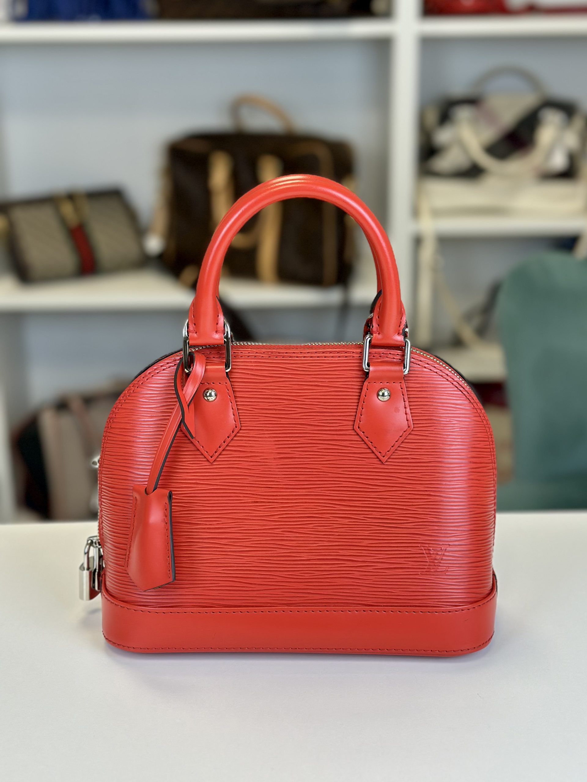 Borsa Tracolla Louis Vuitton Alma BB in pelle Epi Rossa - immagine 2