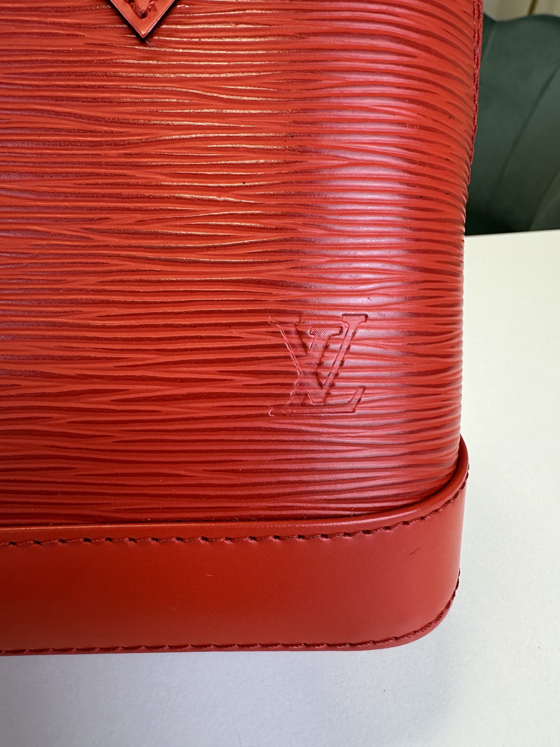 Borsa Tracolla Louis Vuitton Alma BB in pelle Epi Rossa - immagine 3