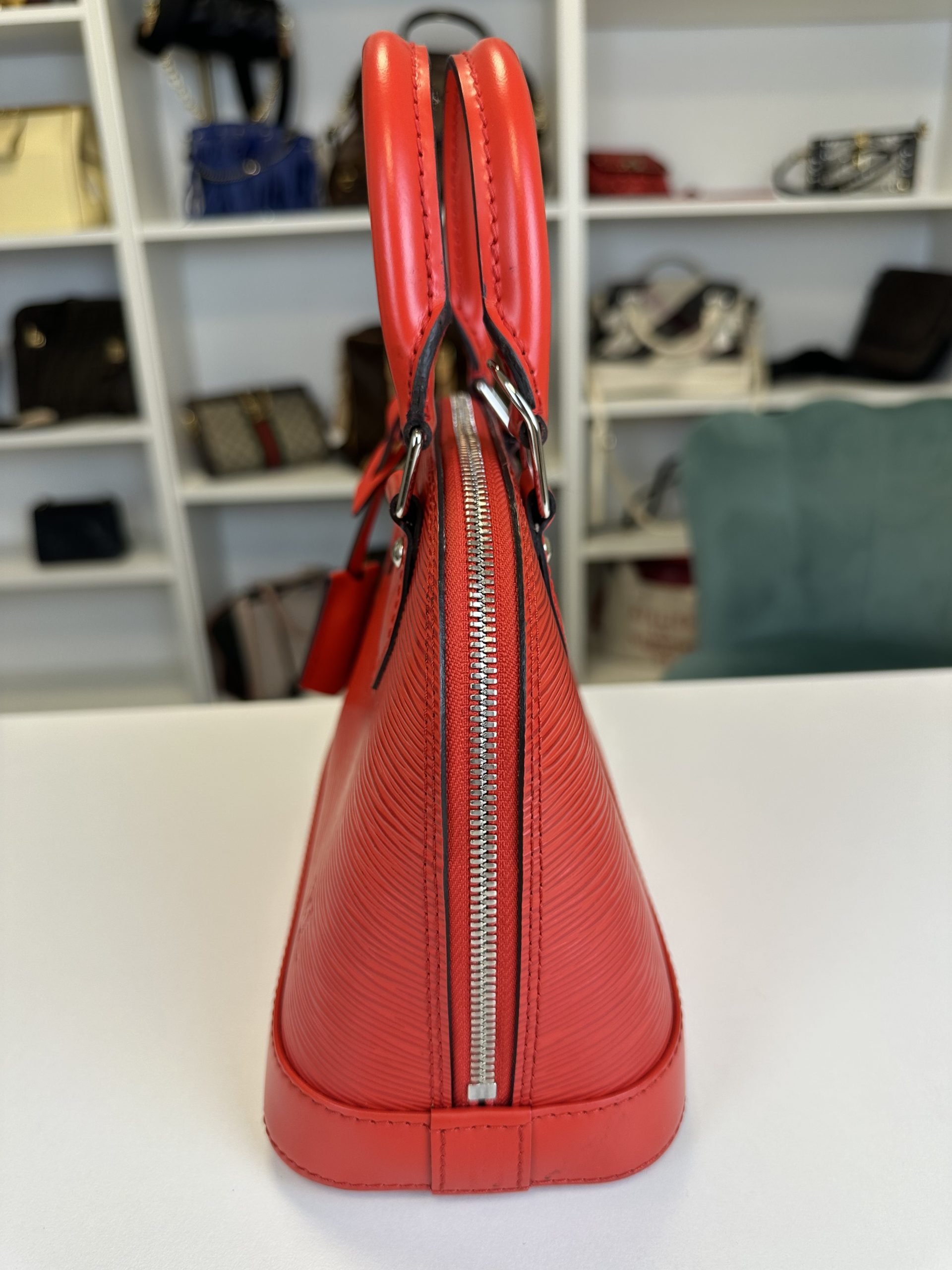 Borsa Tracolla Louis Vuitton Alma BB in pelle Epi Rossa - immagine 4