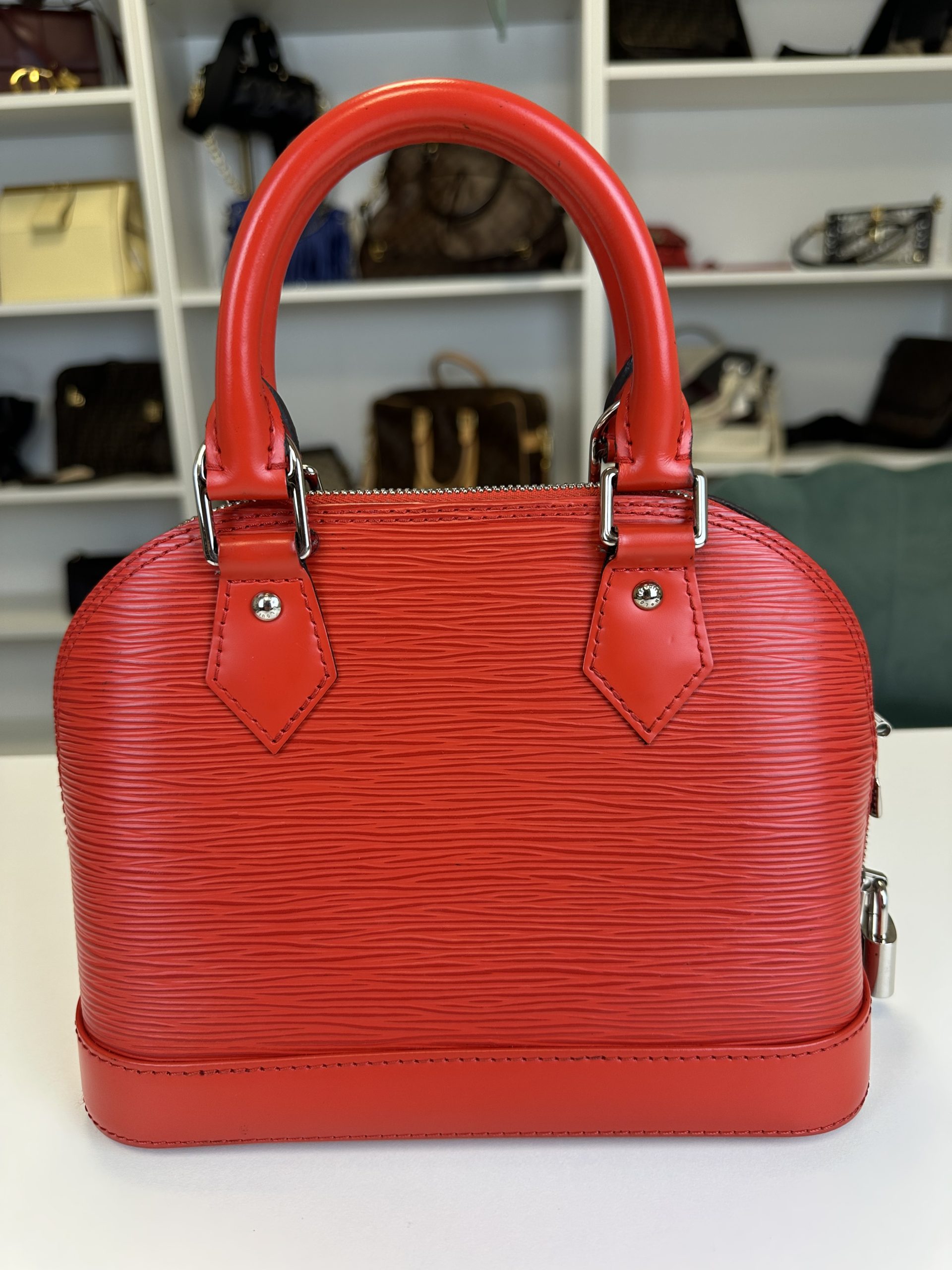 Borsa Tracolla Louis Vuitton Alma BB in pelle Epi Rossa - immagine 6