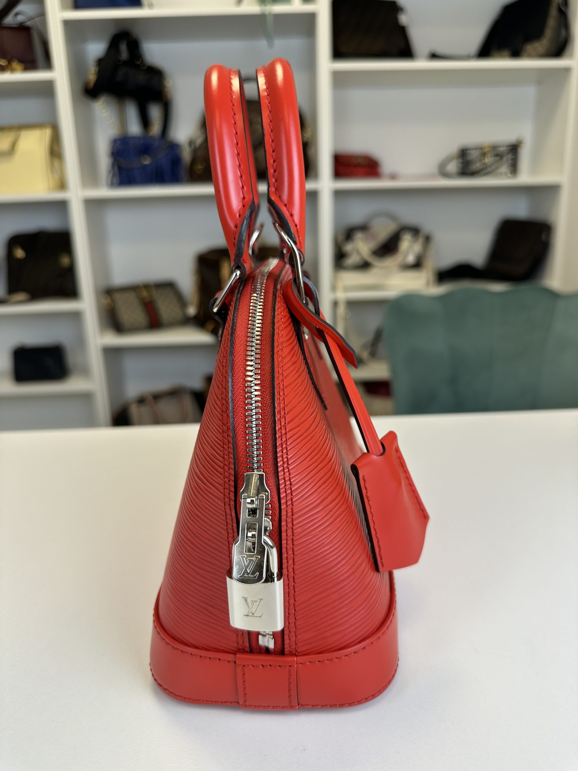 Borsa Tracolla Louis Vuitton Alma BB in pelle Epi Rossa - immagine 5