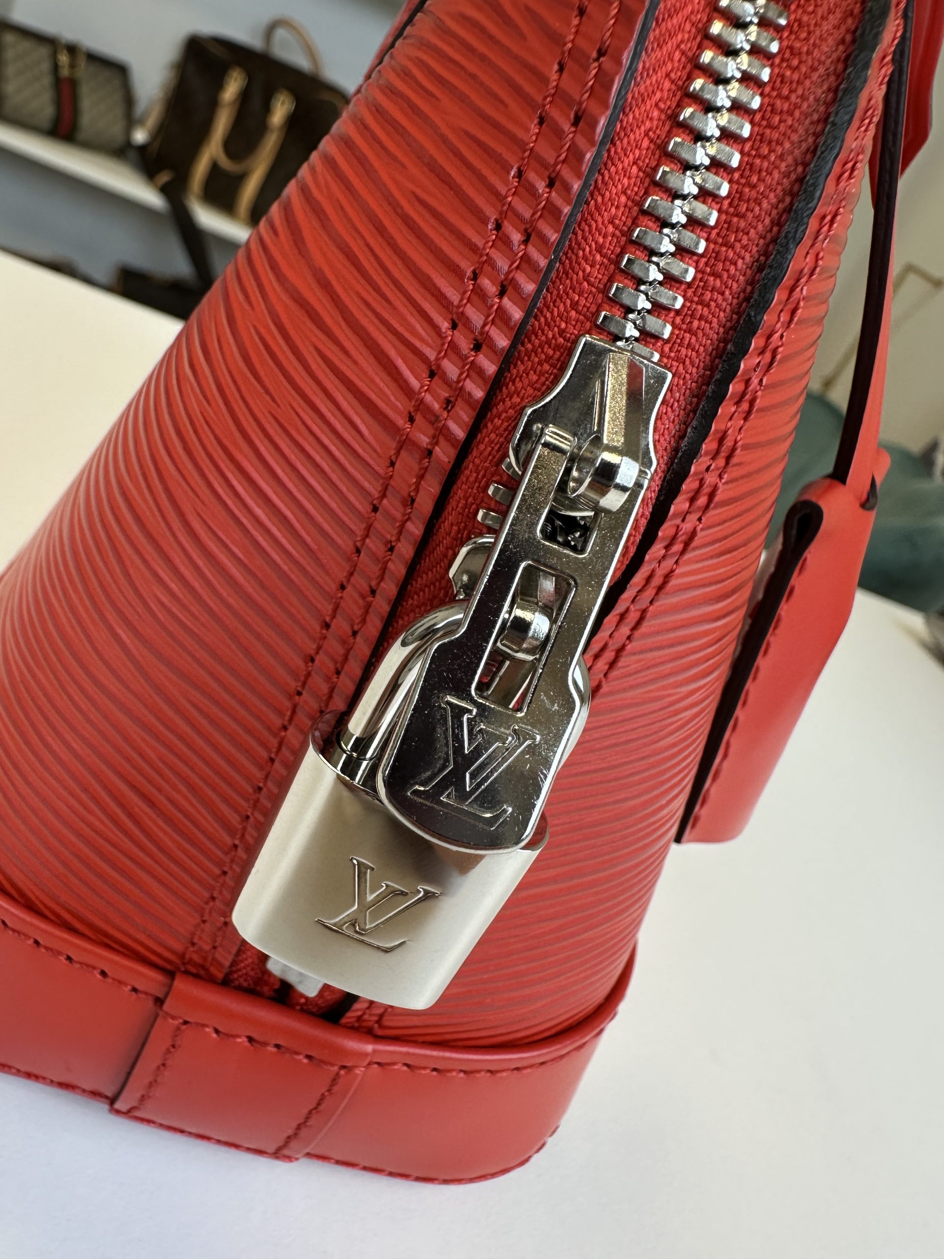 Borsa Tracolla Louis Vuitton Alma BB in pelle Epi Rossa - immagine 7