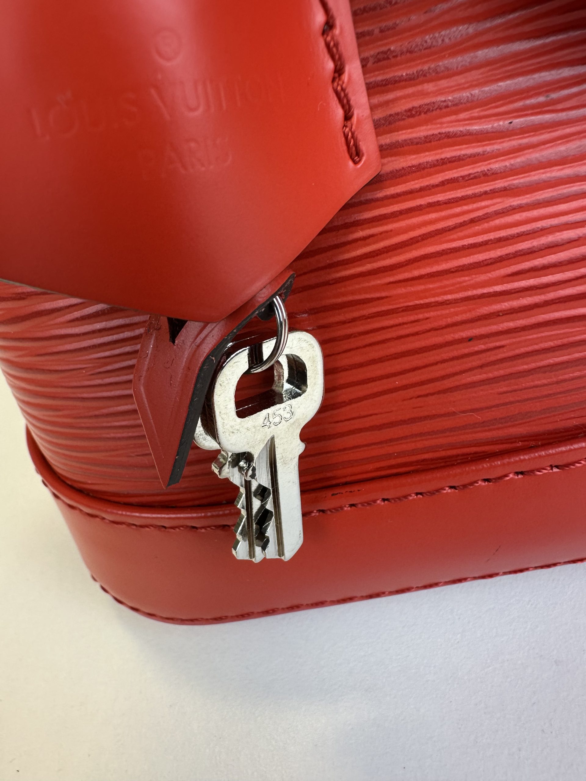 Borsa Tracolla Louis Vuitton Alma BB in pelle Epi Rossa - immagine 8