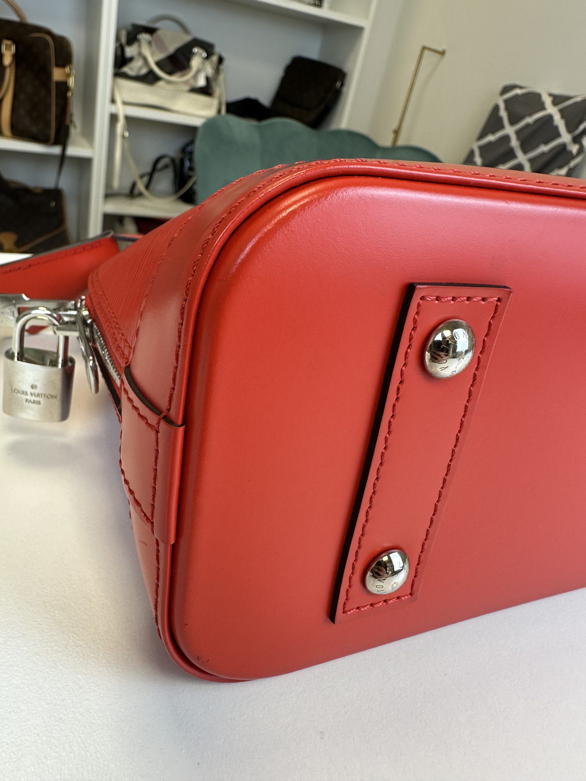 Borsa Tracolla Louis Vuitton Alma BB in pelle Epi Rossa - immagine 9
