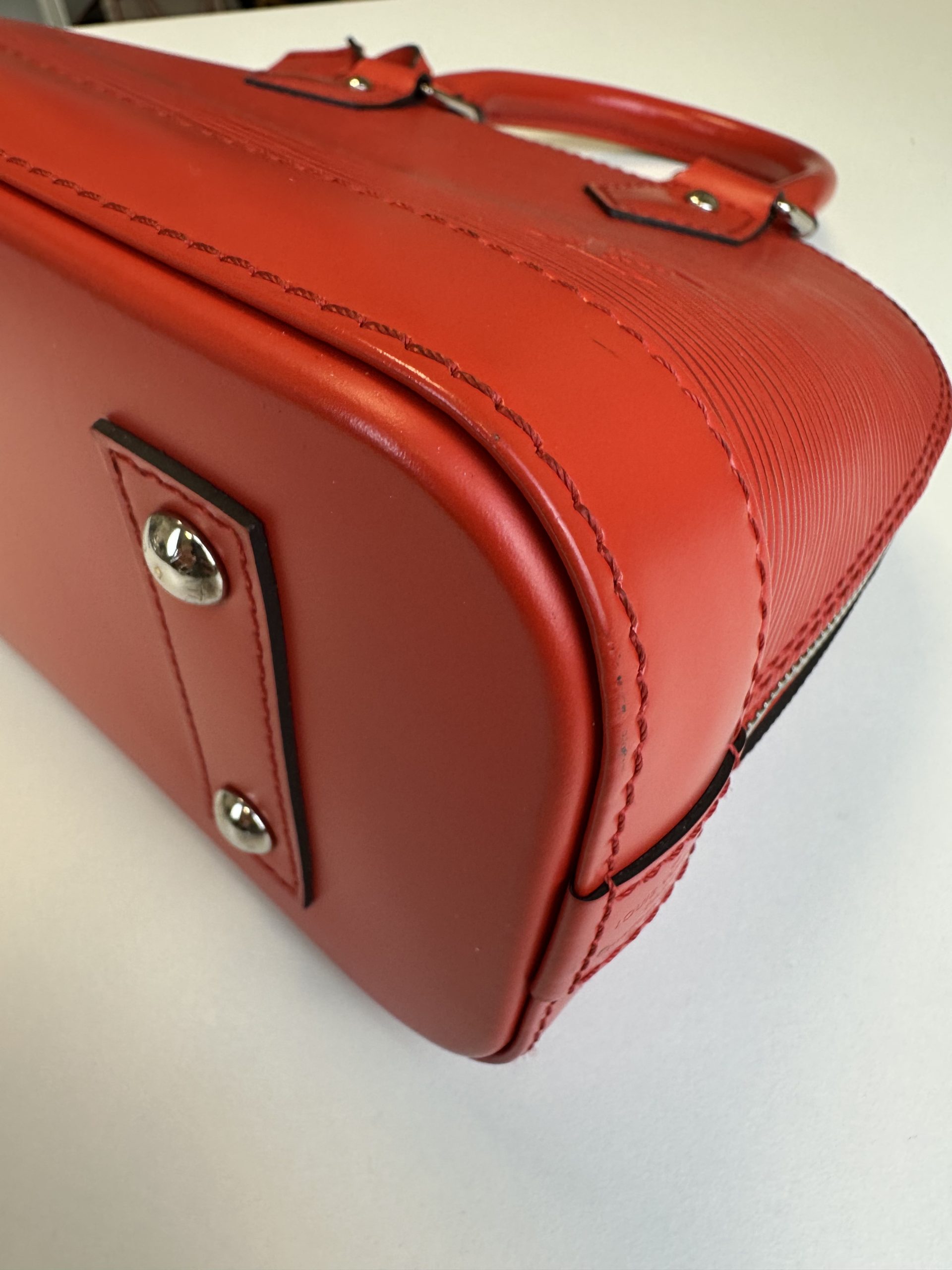Borsa Tracolla Louis Vuitton Alma BB in pelle Epi Rossa - immagine 11