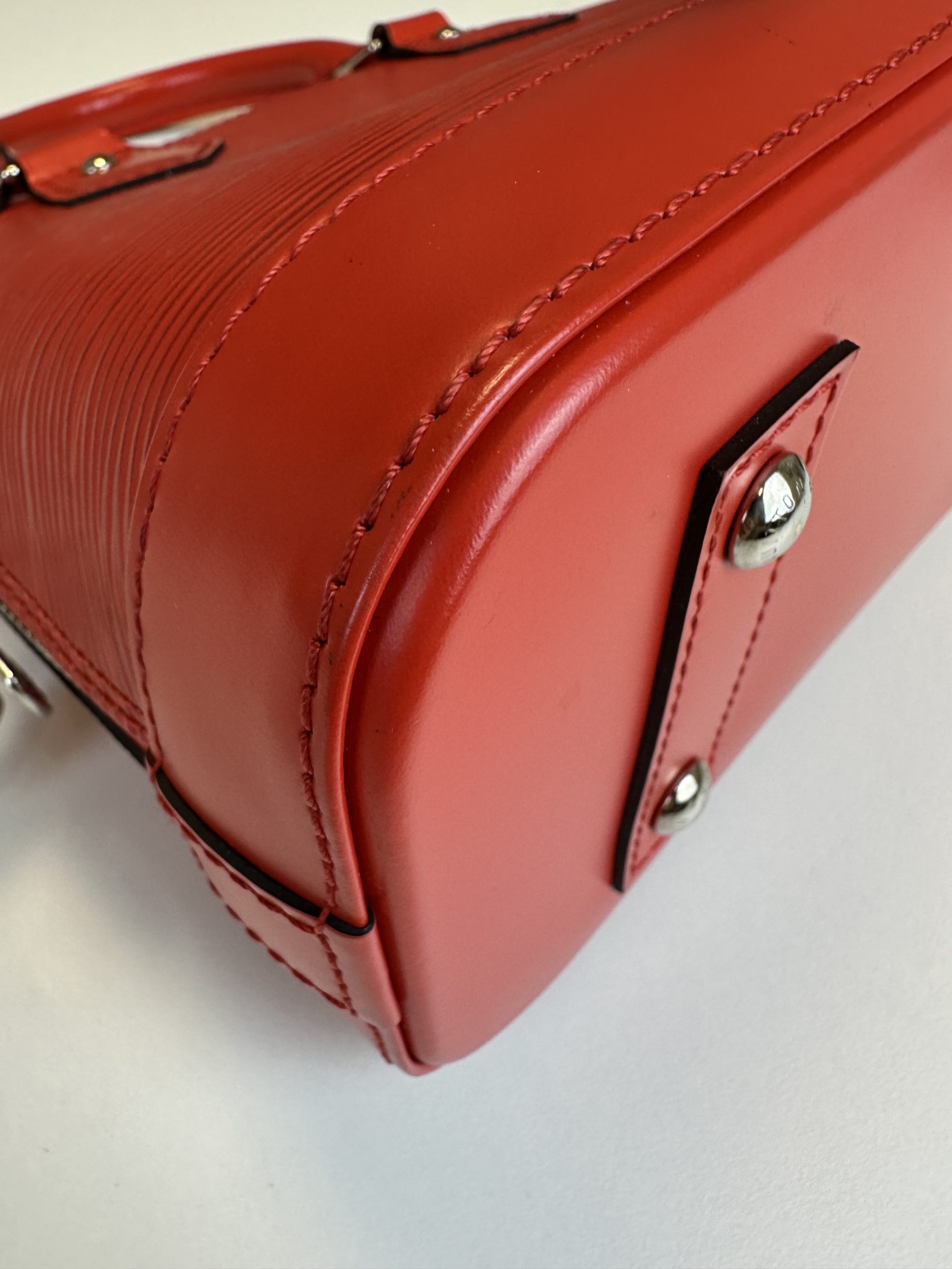 Borsa Tracolla Louis Vuitton Alma BB in pelle Epi Rossa - immagine 12