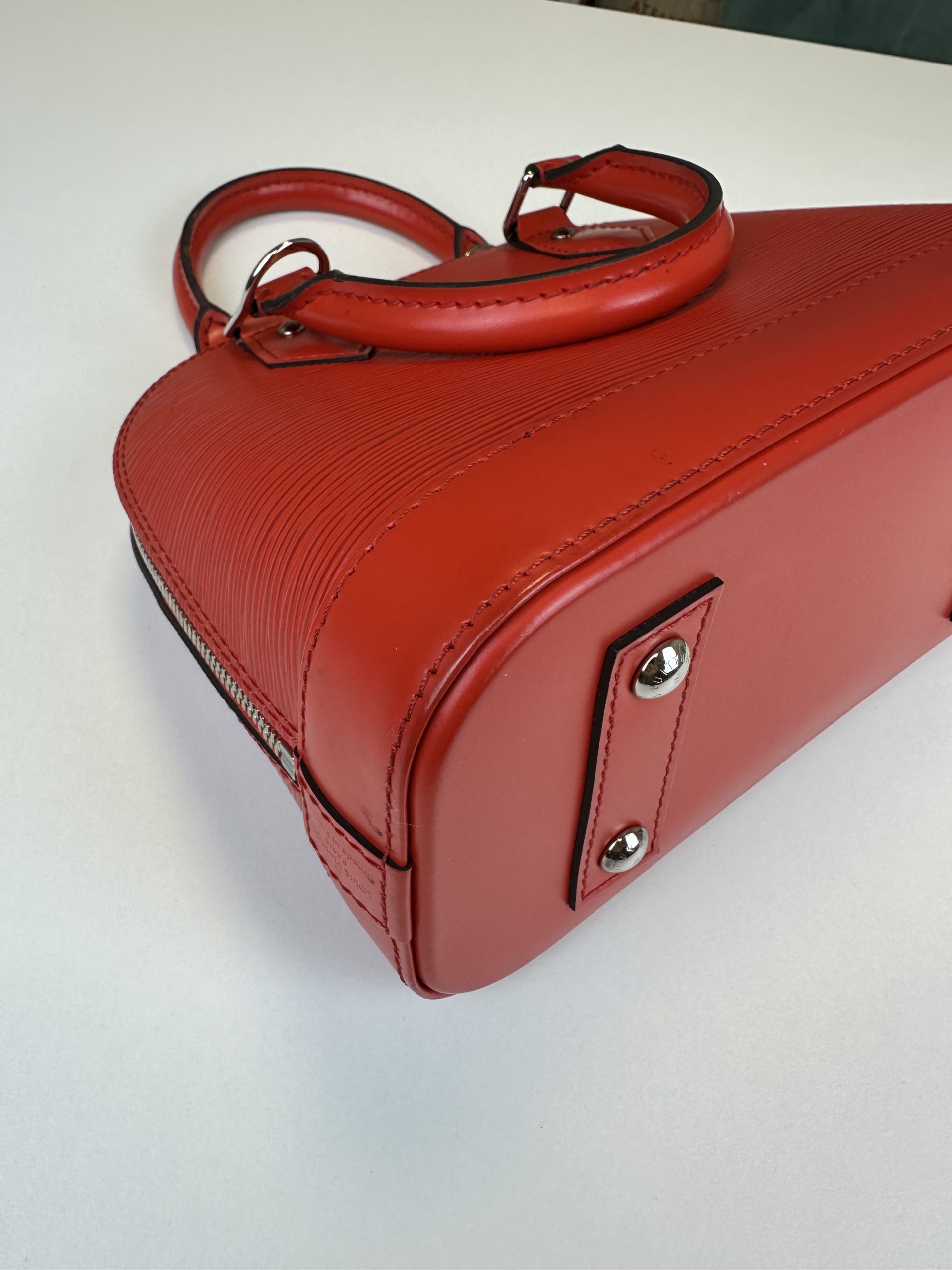 Borsa Tracolla Louis Vuitton Alma BB in pelle Epi Rossa - immagine 13