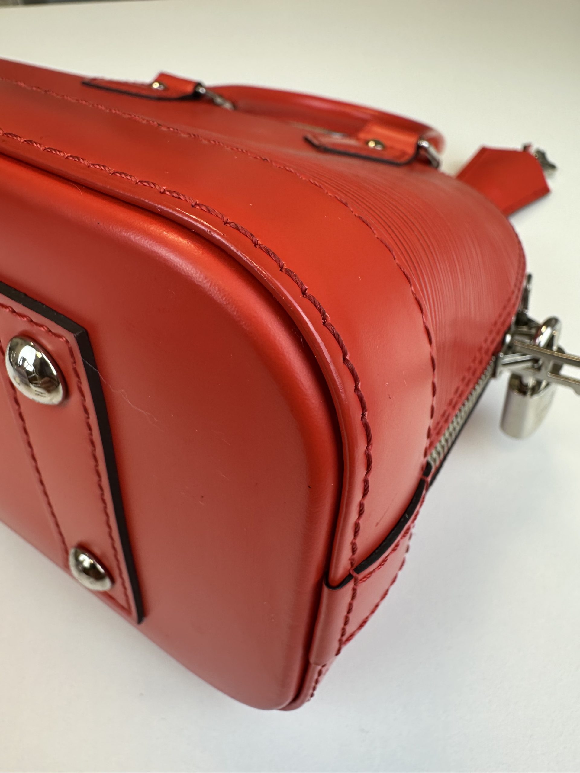 Borsa Tracolla Louis Vuitton Alma BB in pelle Epi Rossa - immagine 14