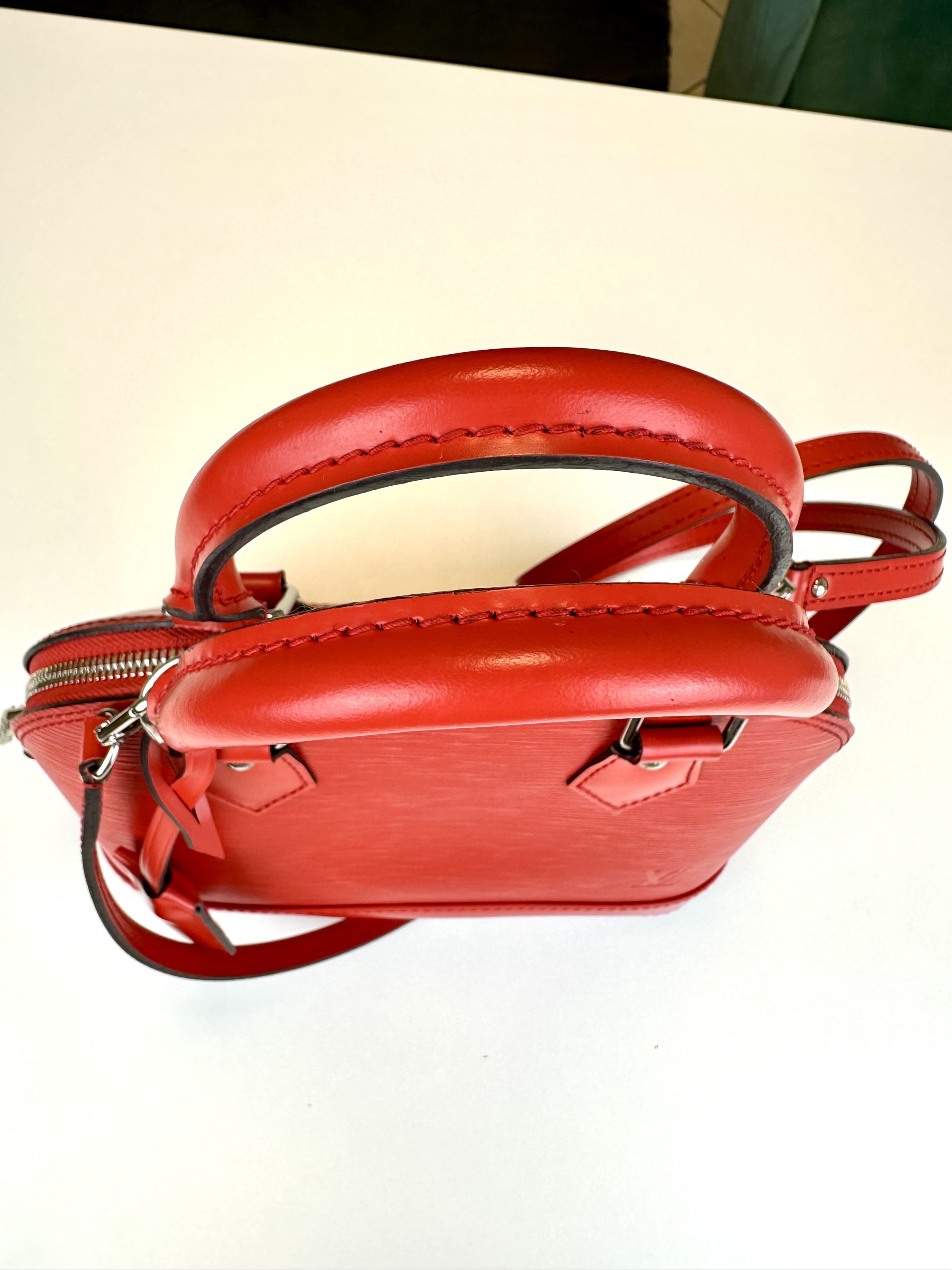 Borsa Tracolla Louis Vuitton Alma BB in pelle Epi Rossa - immagine 18