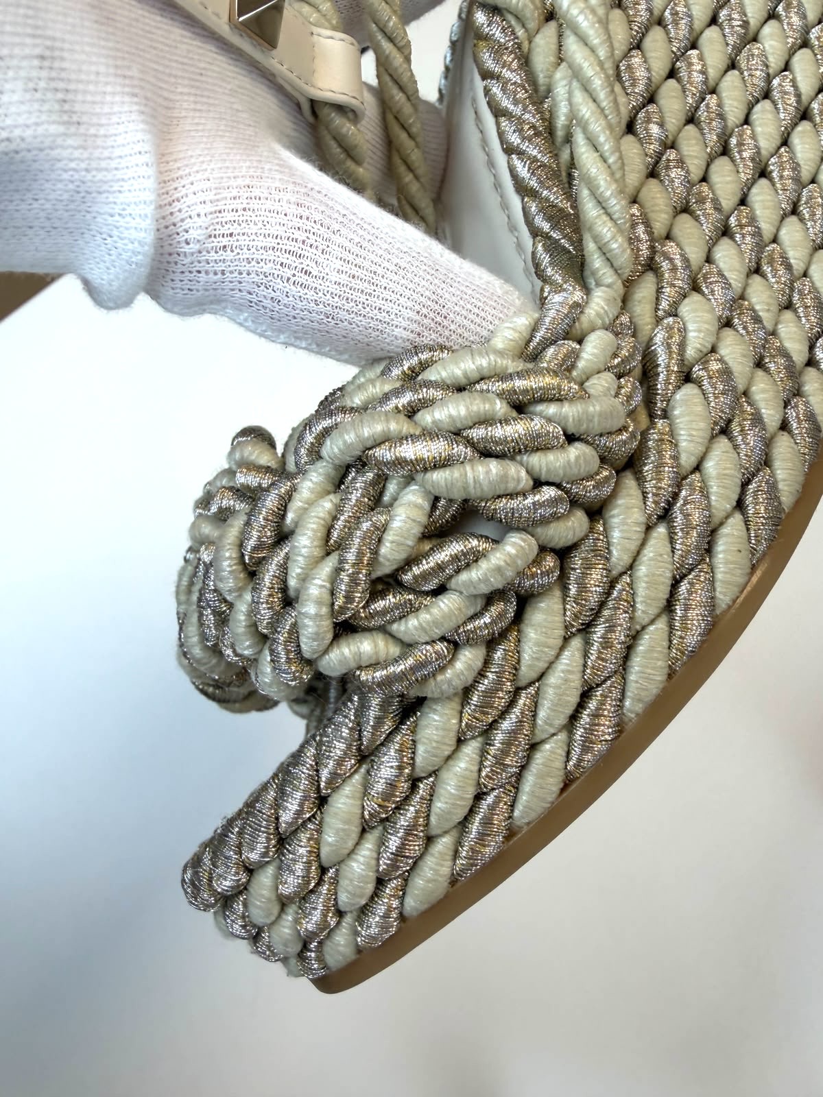 Sandali Valentino Garavani Rockstud Torchon Color Avorio e Silver - immagine 10