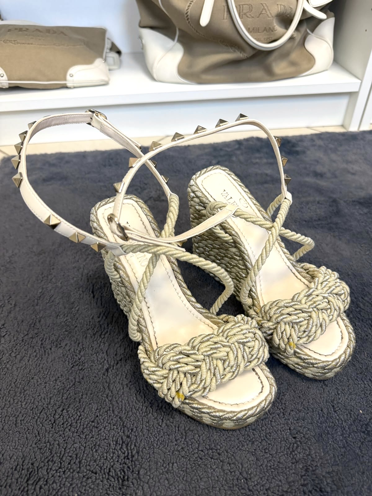 Sandali Valentino Garavani Rockstud Torchon Color Avorio e Silver