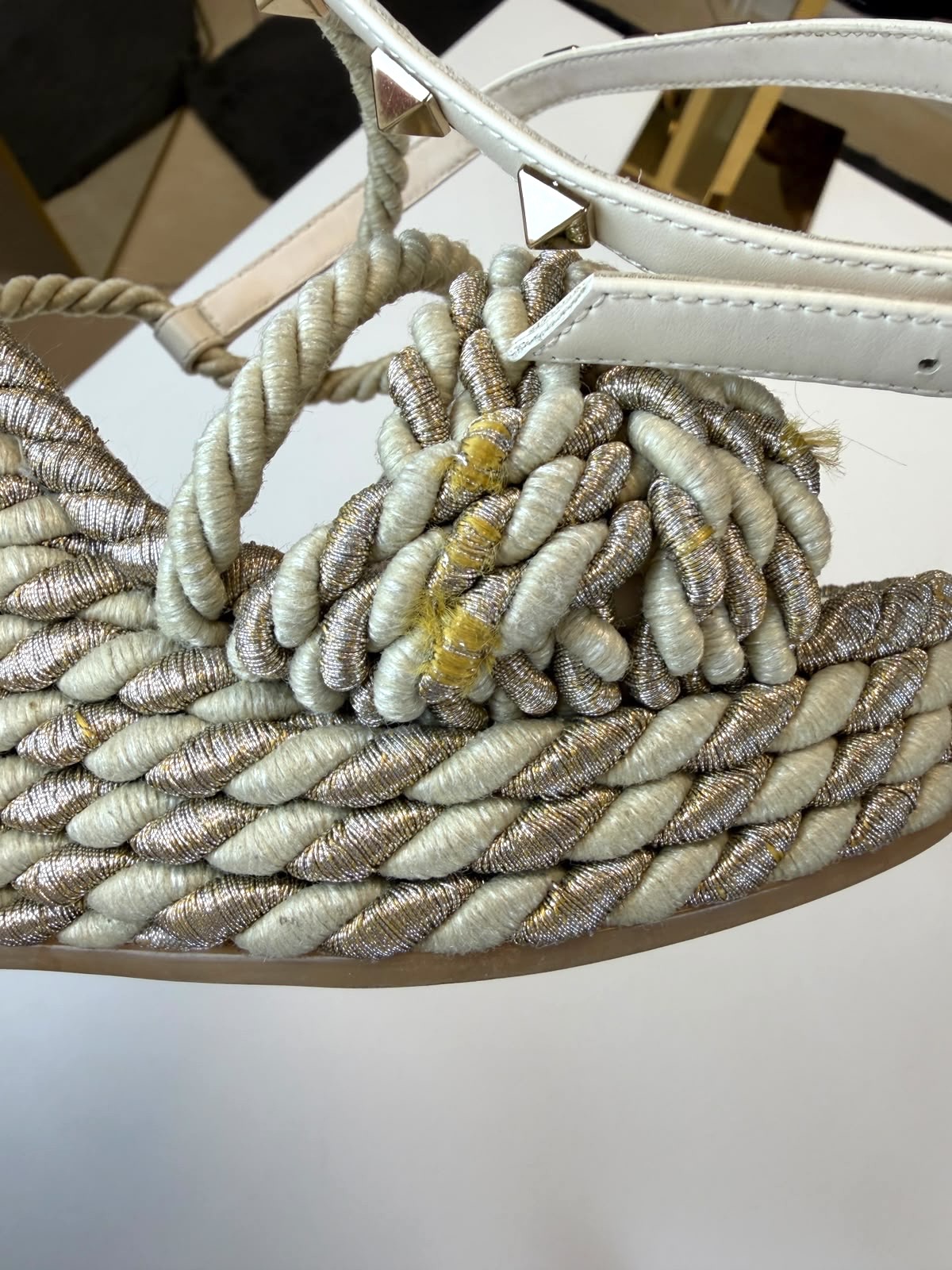 Sandali Valentino Garavani Rockstud Torchon Color Avorio e Silver - immagine 7