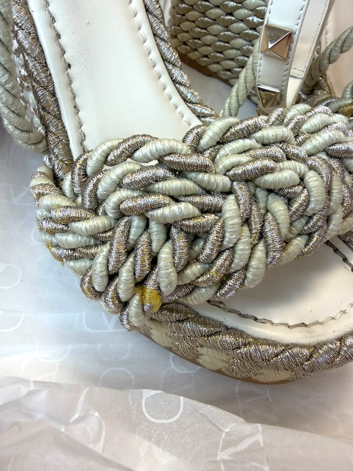Sandali Valentino Garavani Rockstud Torchon Color Avorio e Silver - immagine 5