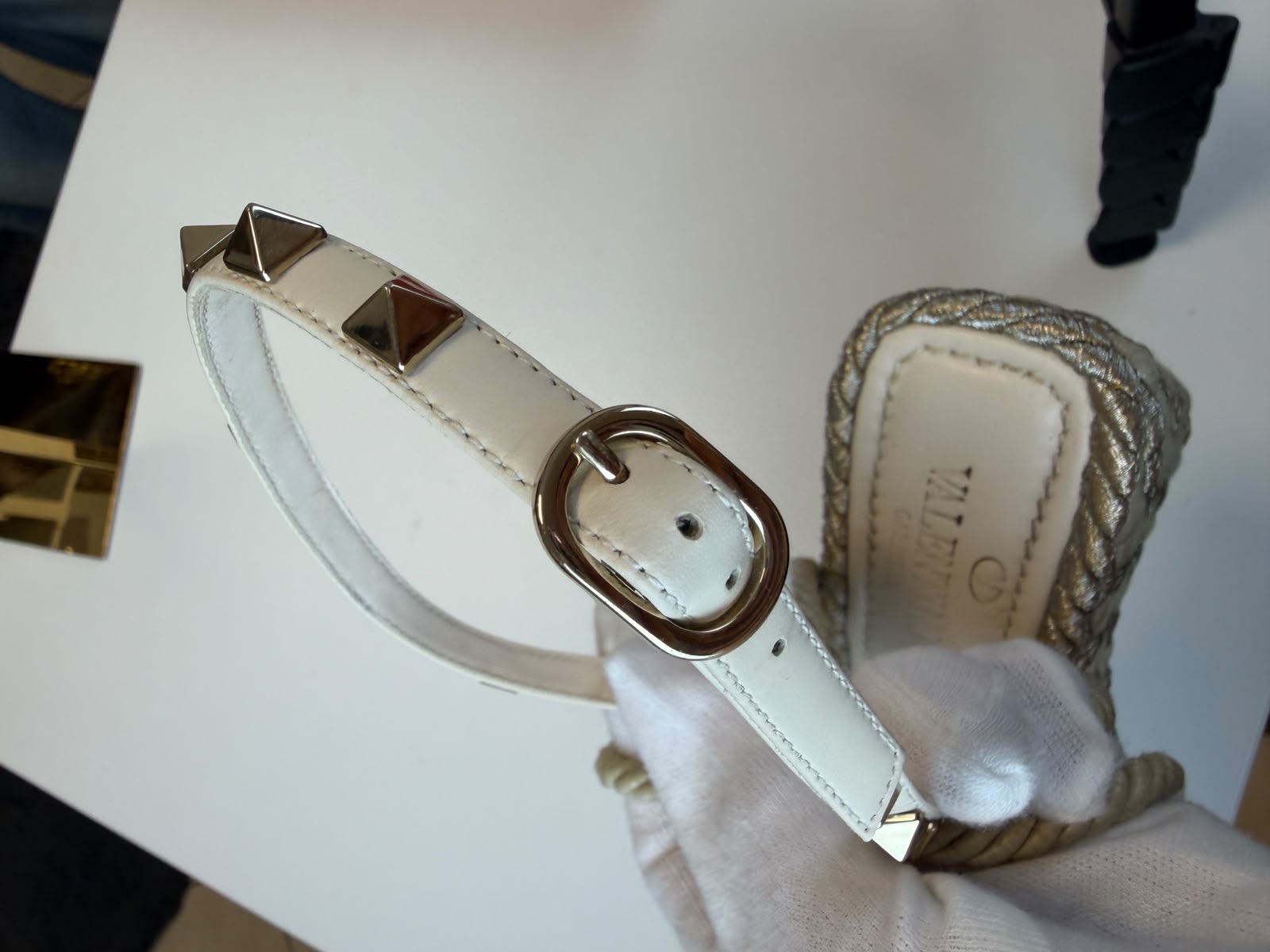Sandali Valentino Garavani Rockstud Torchon Color Avorio e Silver - immagine 16