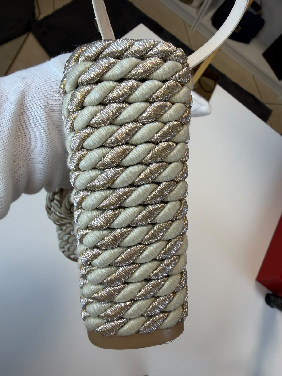 Sandali Valentino Garavani Rockstud Torchon Color Avorio e Silver - immagine 17