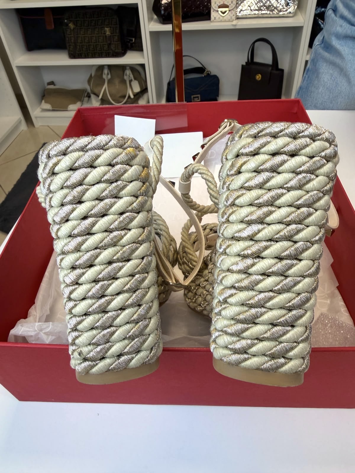 Sandali Valentino Garavani Rockstud Torchon Color Avorio e Silver - immagine 8
