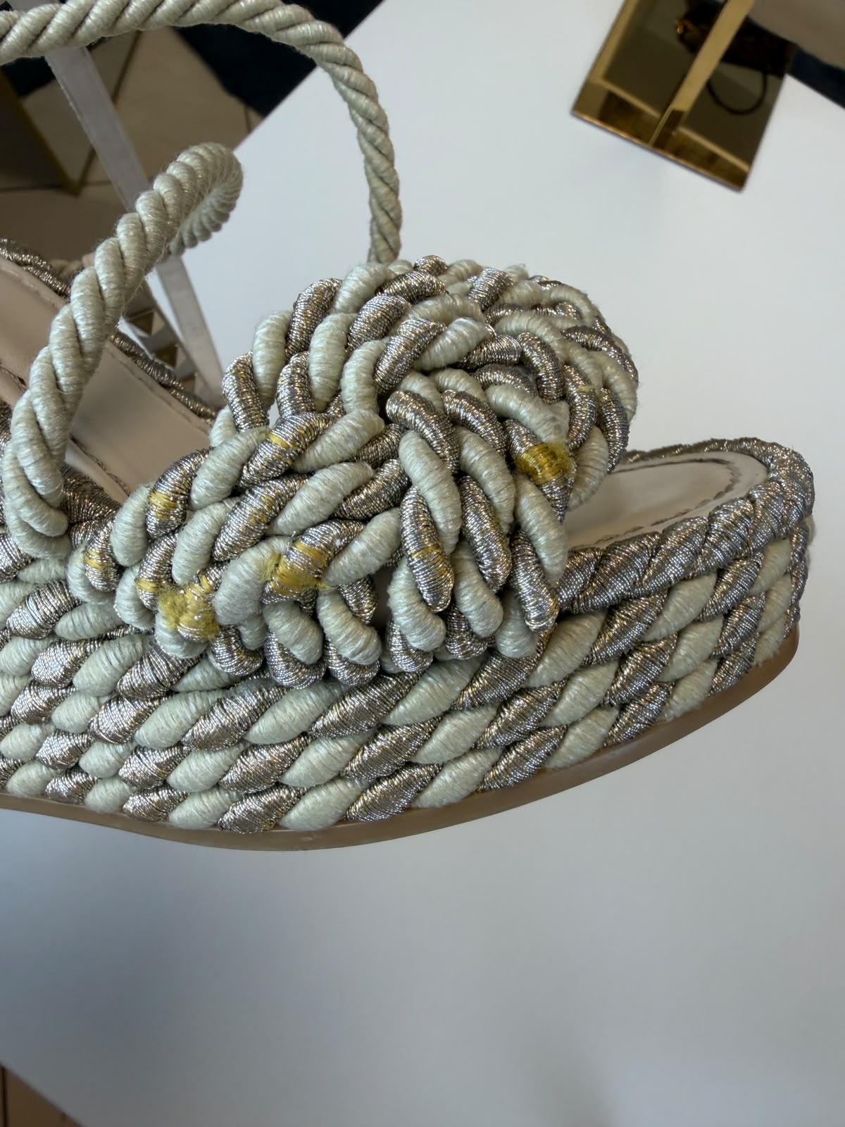 Sandali Valentino Garavani Rockstud Torchon Color Avorio e Silver - immagine 15