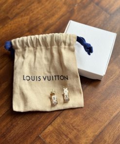 Alternative view of Orecchini Louis Vuitton Nanogram Enamel Bianco e Oro