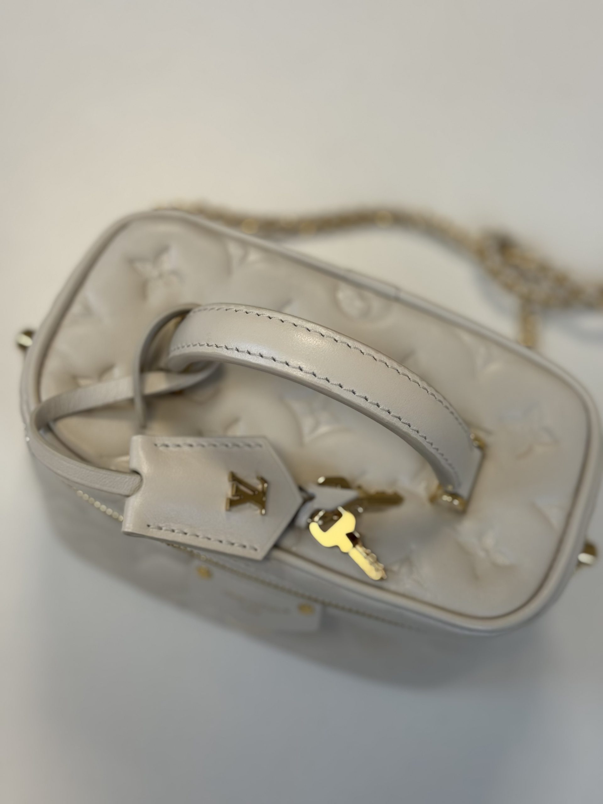 Borsa Louis Vuitton Vanity PM Coussin Beige - immagine 5