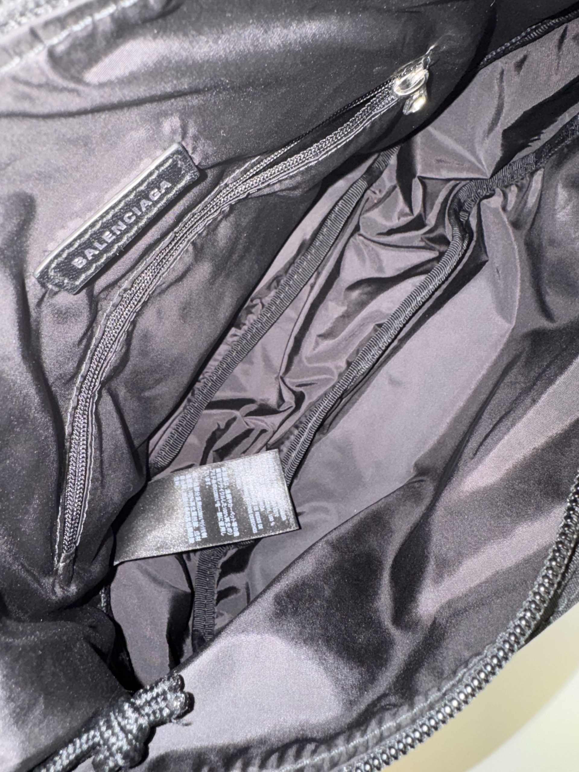 Balenciaga Borsa a Spalla Wheel in Nylon Nera - immagine 8