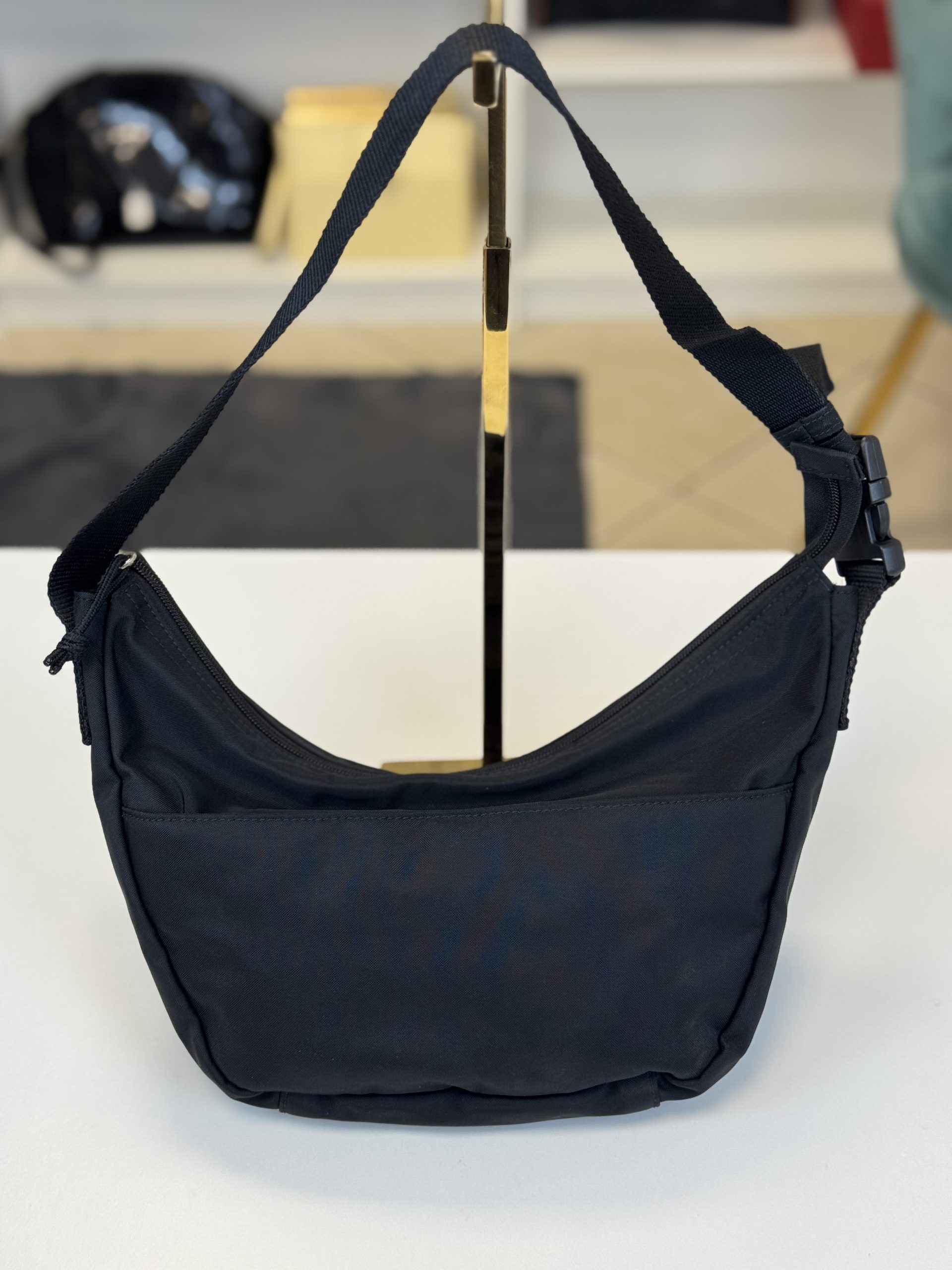 Balenciaga Borsa a Spalla Wheel in Nylon Nera - immagine 2
