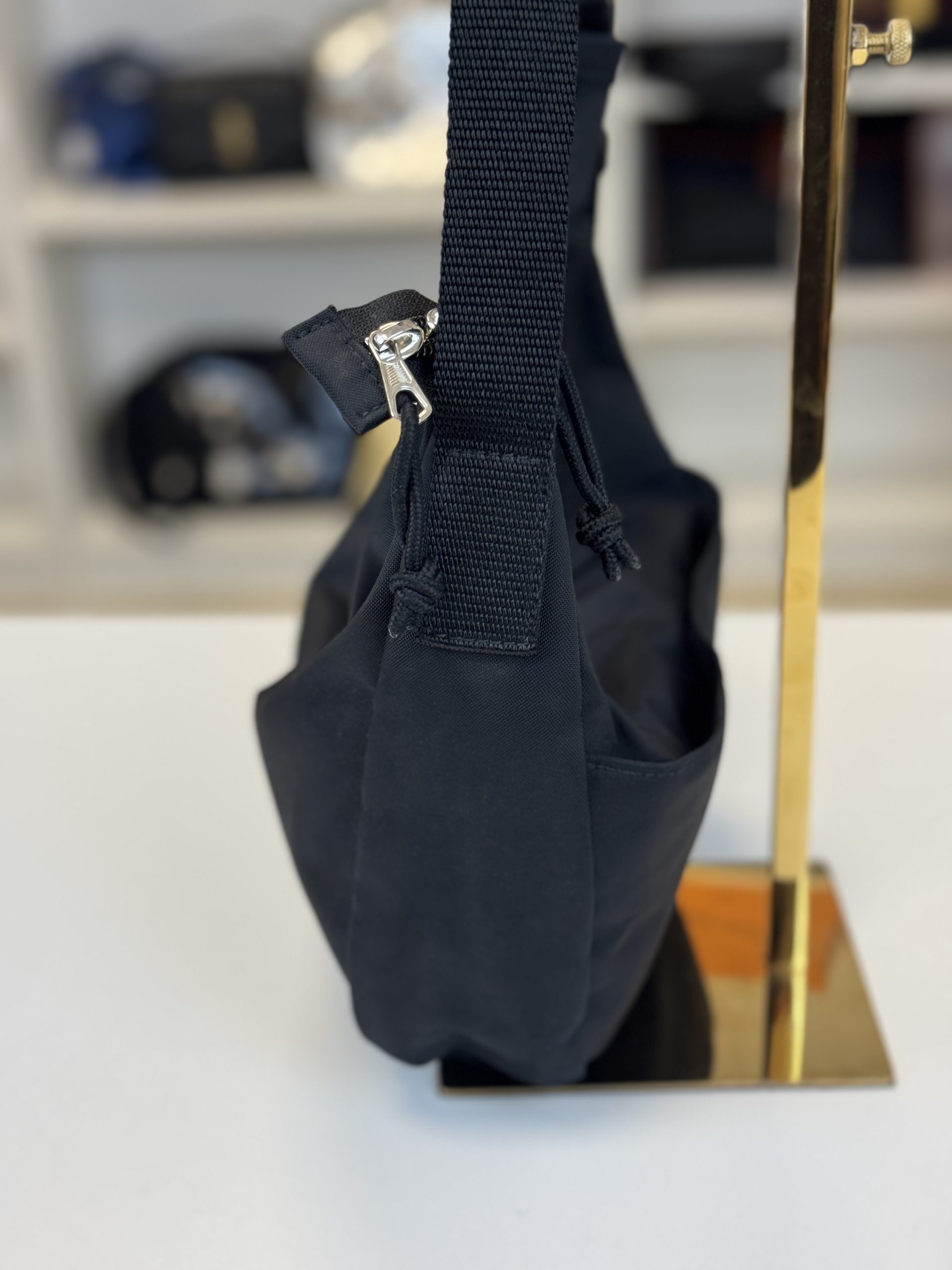 Balenciaga Borsa a Spalla Wheel in Nylon Nera - immagine 5