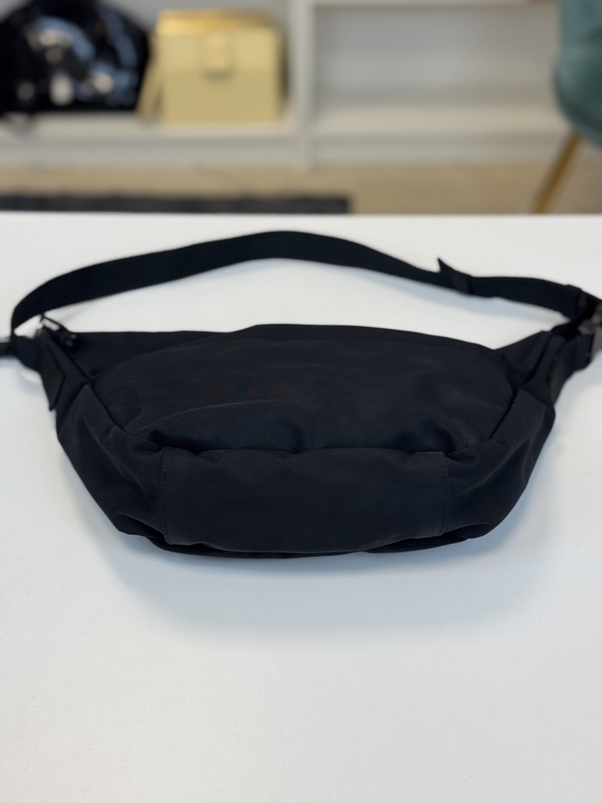 Balenciaga Borsa a Spalla Wheel in Nylon Nera - immagine 4
