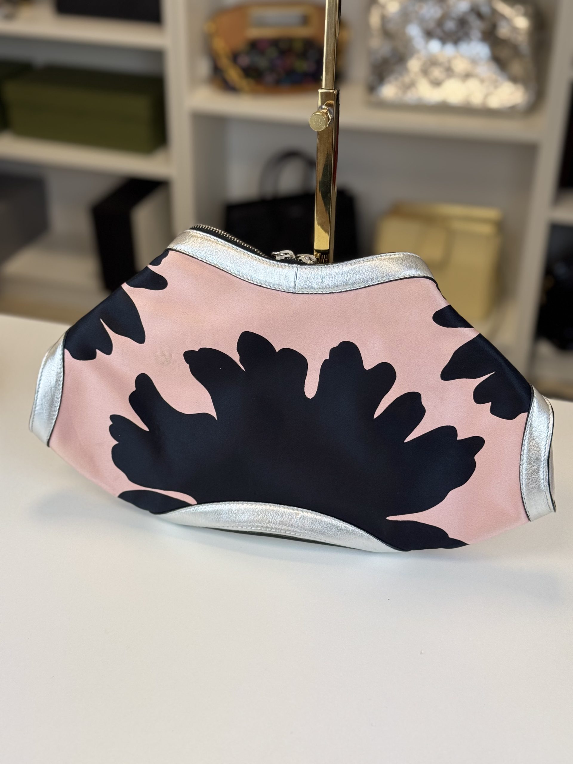 Pochette Alexander McQueen De Manta in Satin Rosa e Nero - immagine 2