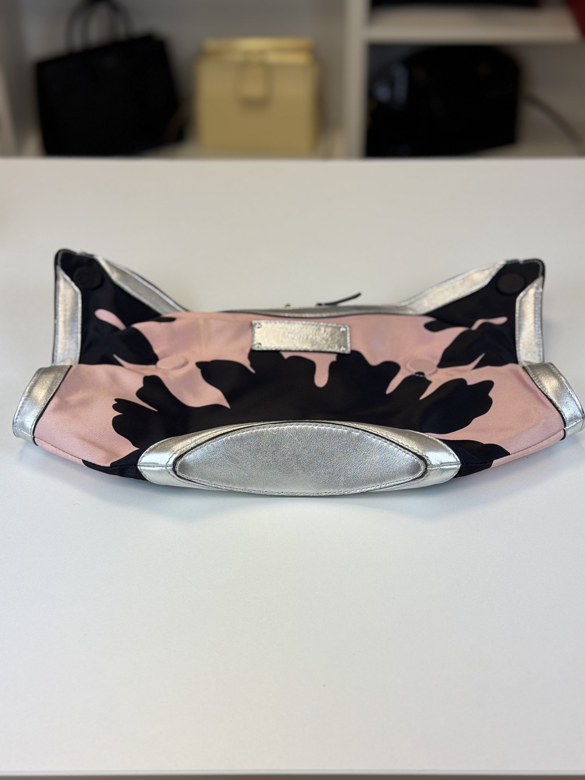 Pochette Alexander McQueen De Manta in Satin Rosa e Nero - immagine 9