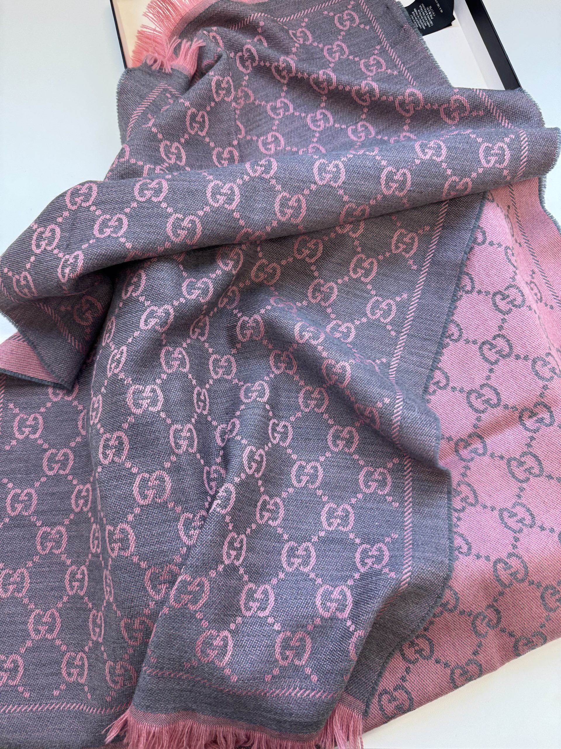 Sciarpa Gucci in Lana GG Grigio e Rosa - immagine 3