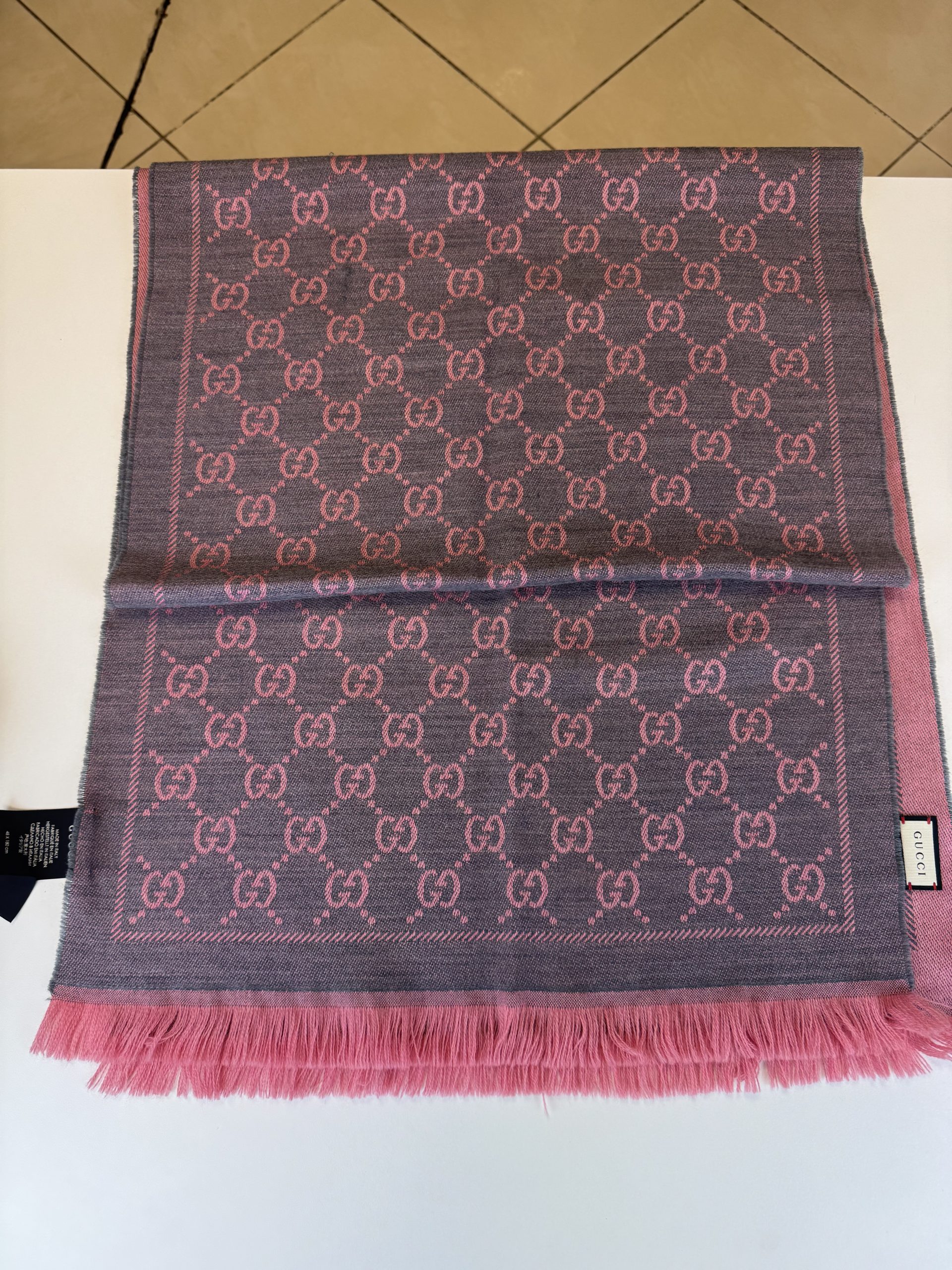 Sciarpa Gucci in Lana GG Grigio e Rosa - immagine 2