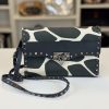 Borsa a Tracolla Valentino Garavani Rockstud in Tessuto Effetto Giraffa Bianco e Nero