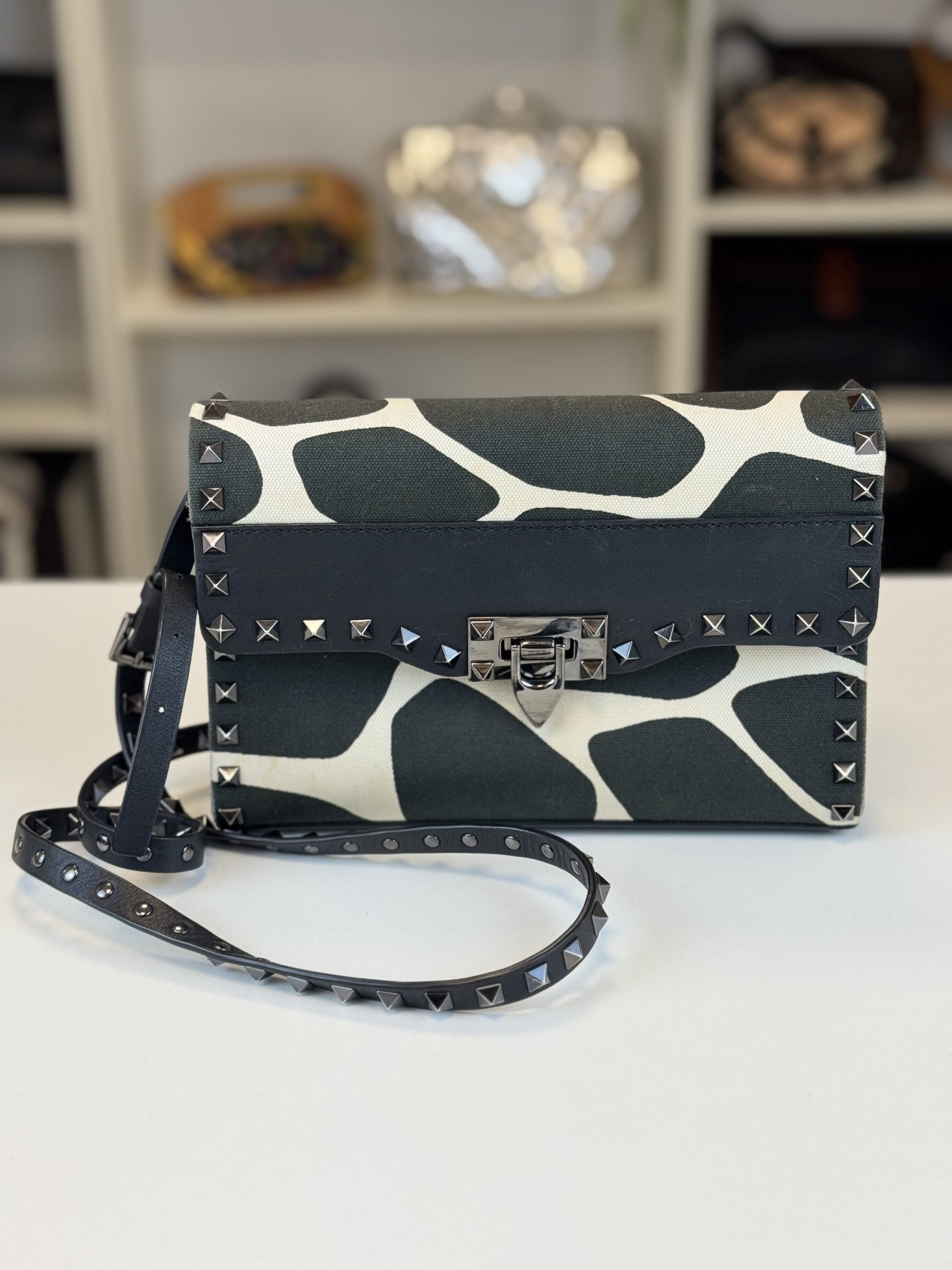 Borsa a Tracolla Valentino Garavani Rockstud in Tessuto Effetto Giraffa Bianco e Nero