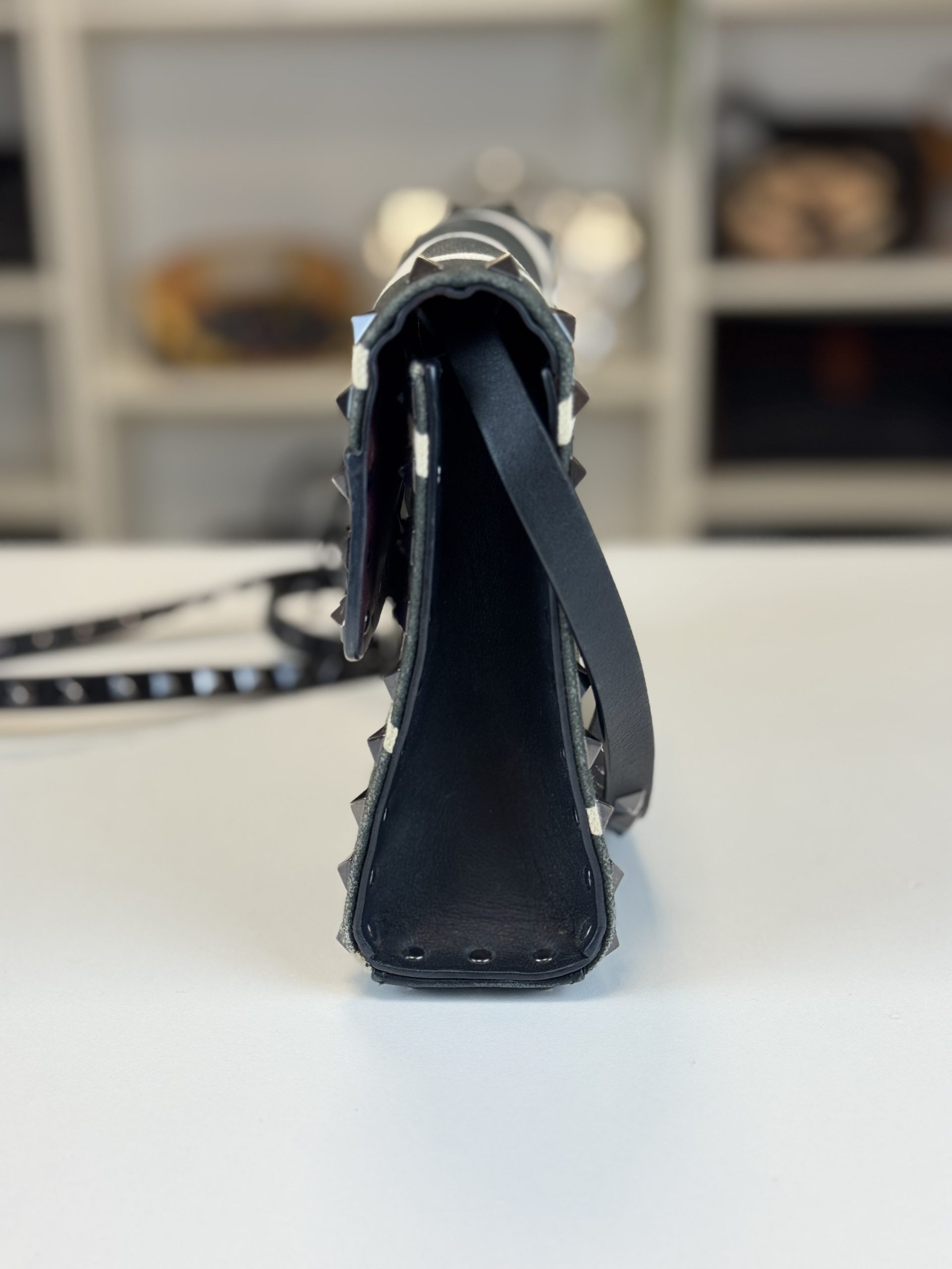 Borsa a Tracolla Valentino Garavani Rockstud in Tessuto Effetto Giraffa Bianco e Nero - immagine 4