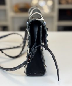 Borsa a Tracolla Valentino Garavani Rockstud in Tessuto Effetto Giraffa Bianco e Nero - immagine 5