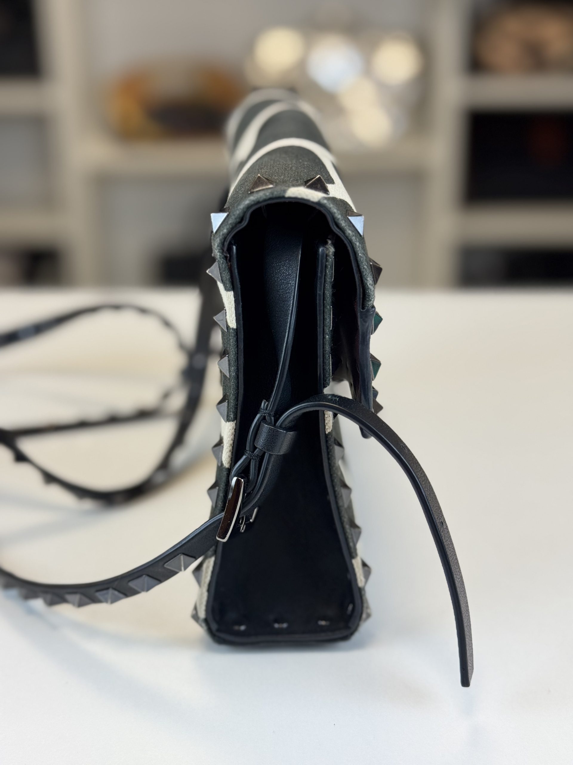 Borsa a Tracolla Valentino Garavani Rockstud in Tessuto Effetto Giraffa Bianco e Nero - immagine 5