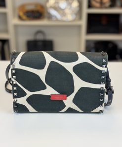 Borsa a Tracolla Valentino Garavani Rockstud in Tessuto Effetto Giraffa Bianco e Nero - immagine 6