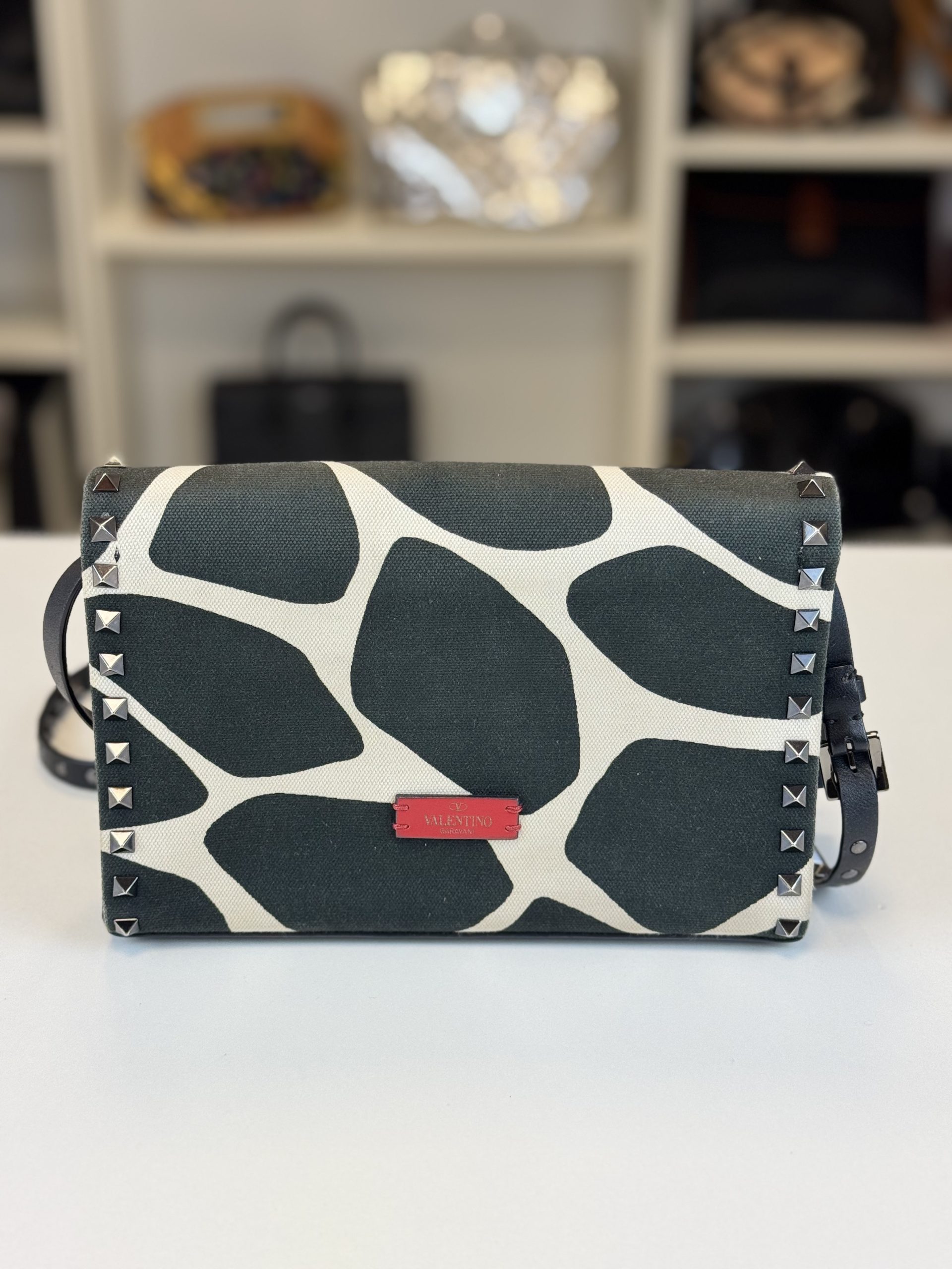 Borsa a Tracolla Valentino Garavani Rockstud in Tessuto Effetto Giraffa Bianco e Nero - immagine 6