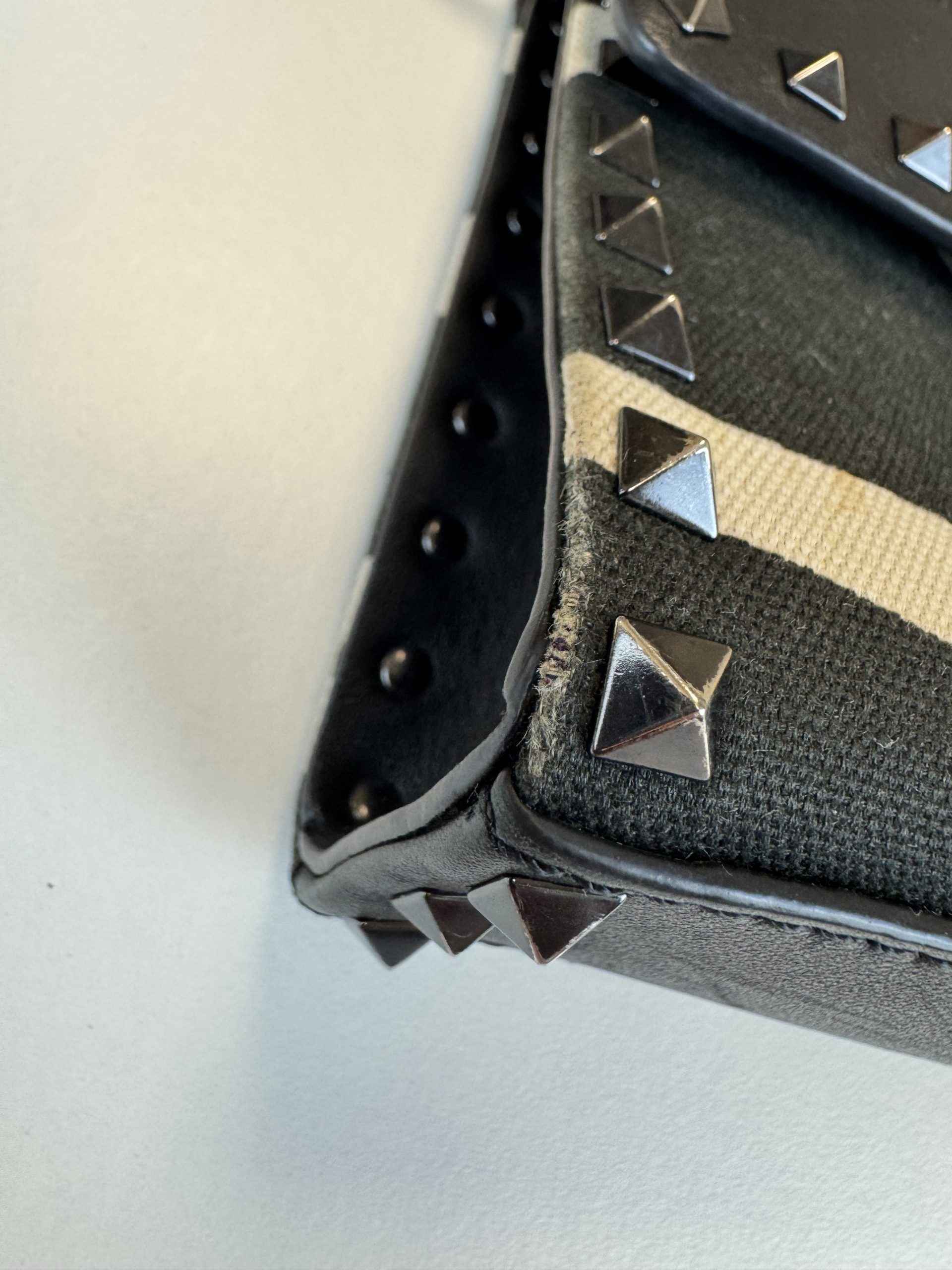 Borsa a Tracolla Valentino Garavani Rockstud in Tessuto Effetto Giraffa Bianco e Nero - immagine 8
