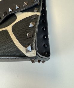 Borsa a Tracolla Valentino Garavani Rockstud in Tessuto Effetto Giraffa Bianco e Nero - immagine 9