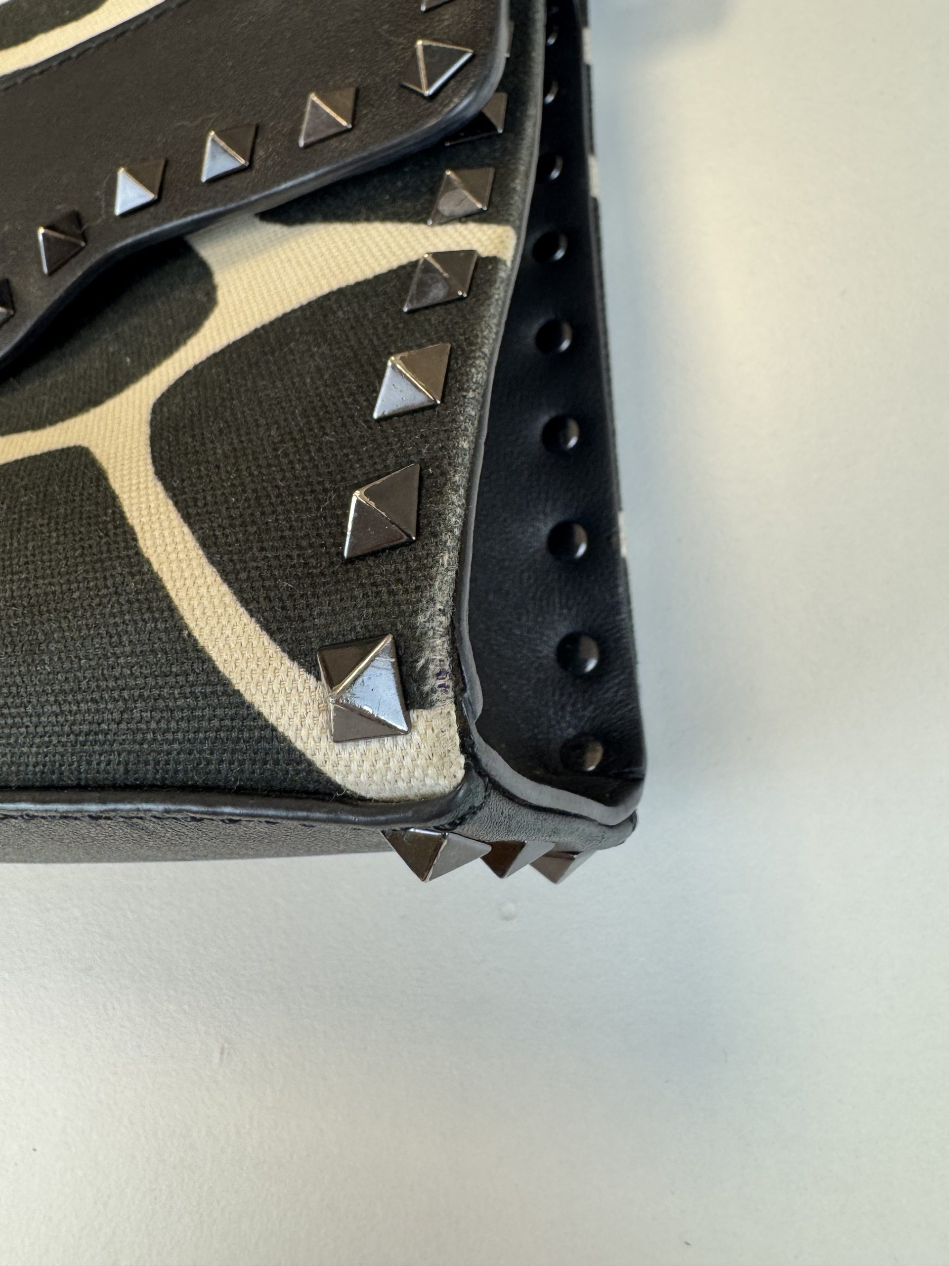 Borsa a Tracolla Valentino Garavani Rockstud in Tessuto Effetto Giraffa Bianco e Nero - immagine 9